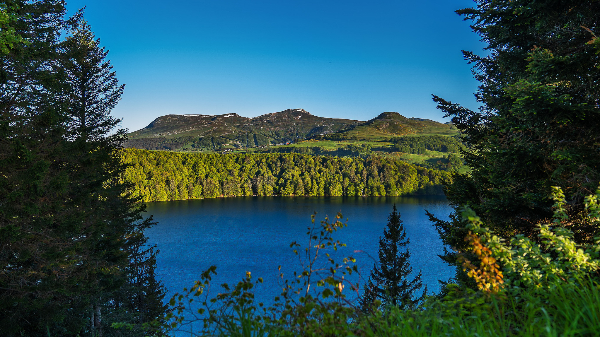 Lac Pavin, panorama sur Super Besse, le Puy de la Perdrix et le Massif du Sancy