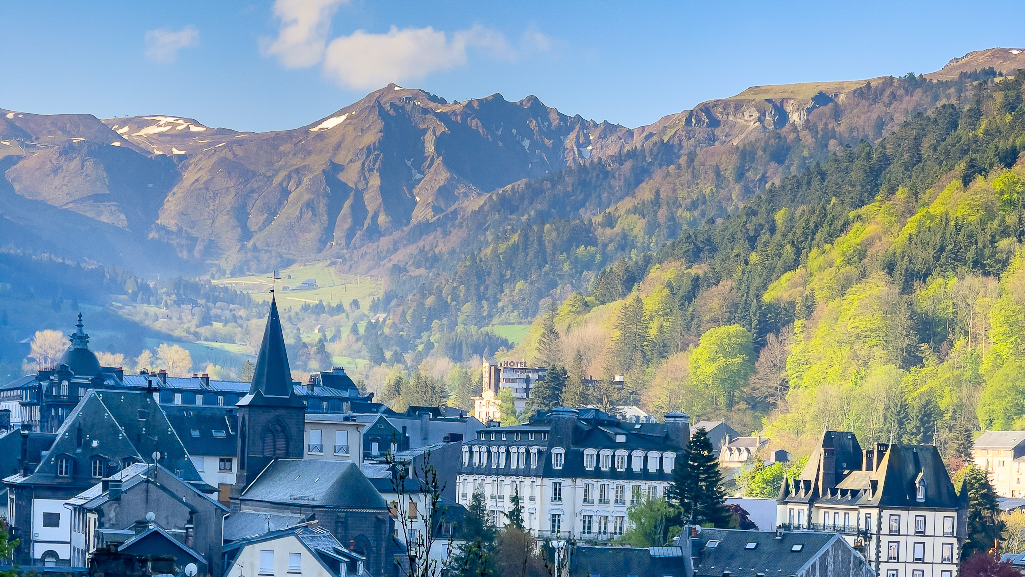 Le Mont Dore et le Puy de Sancy sous le soleil matinal