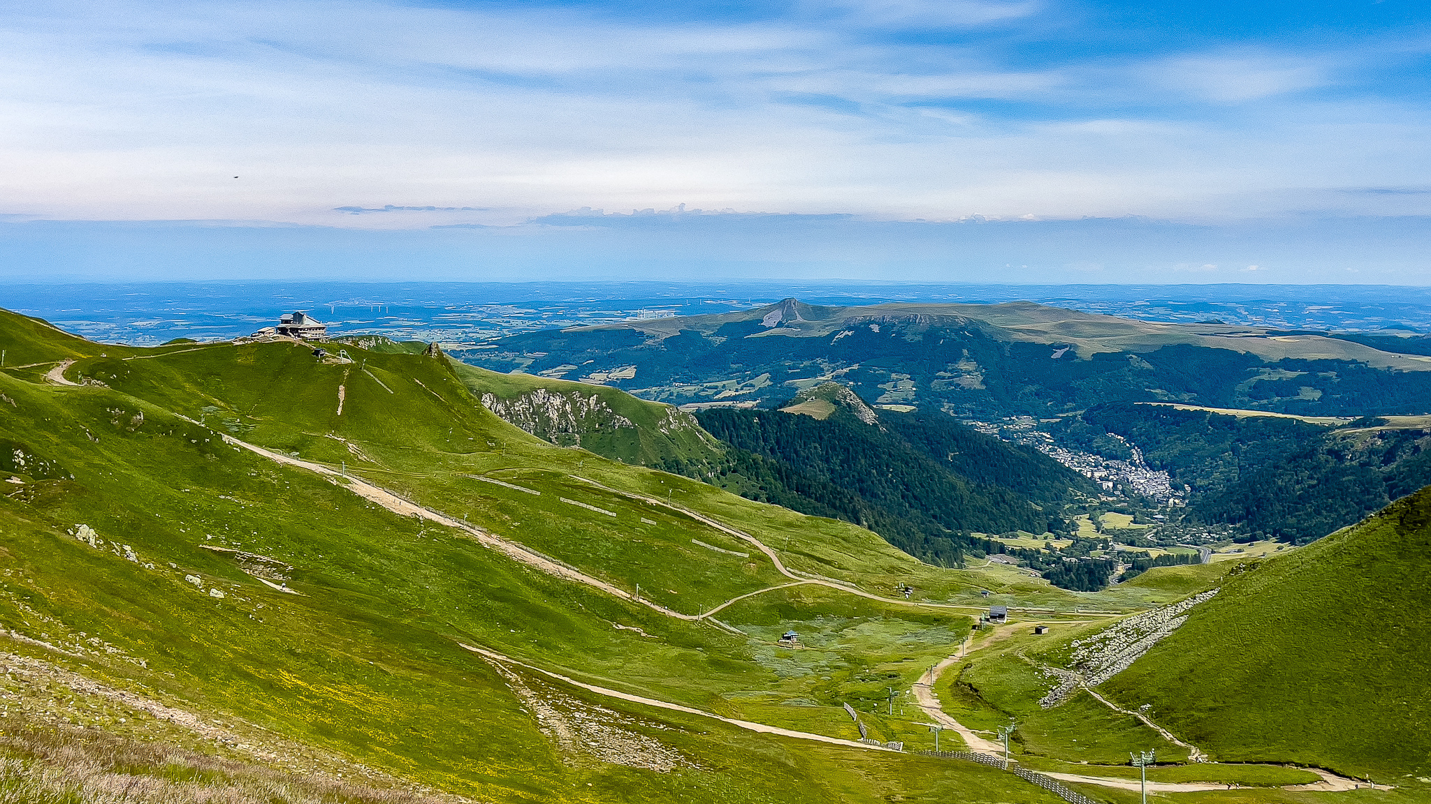 Puy de Sancy, vue sur le Mont Dore et le Capucin