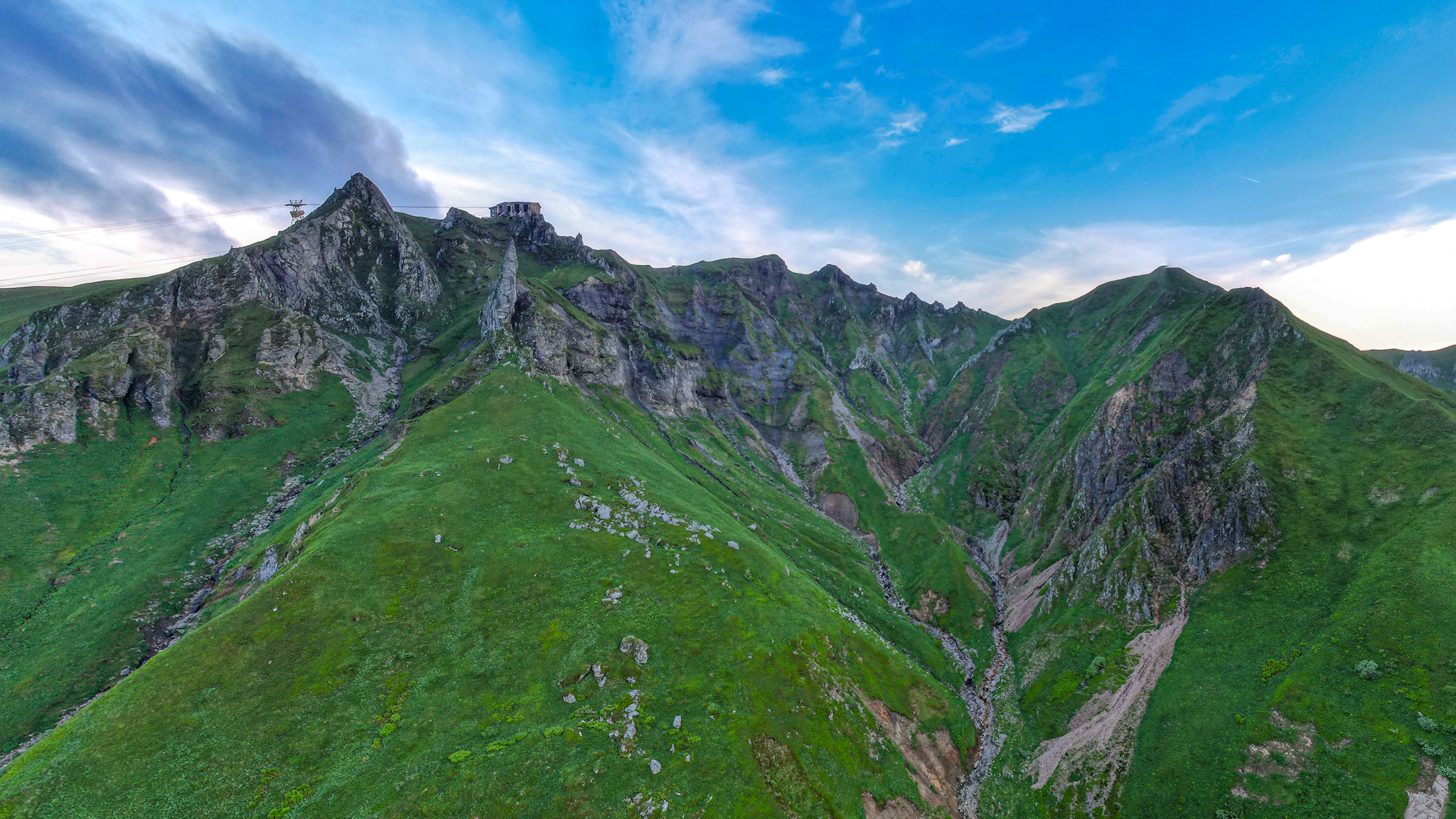 La Gare d'arrivée du Téléphérique du Sancy et le Val d'Enfer