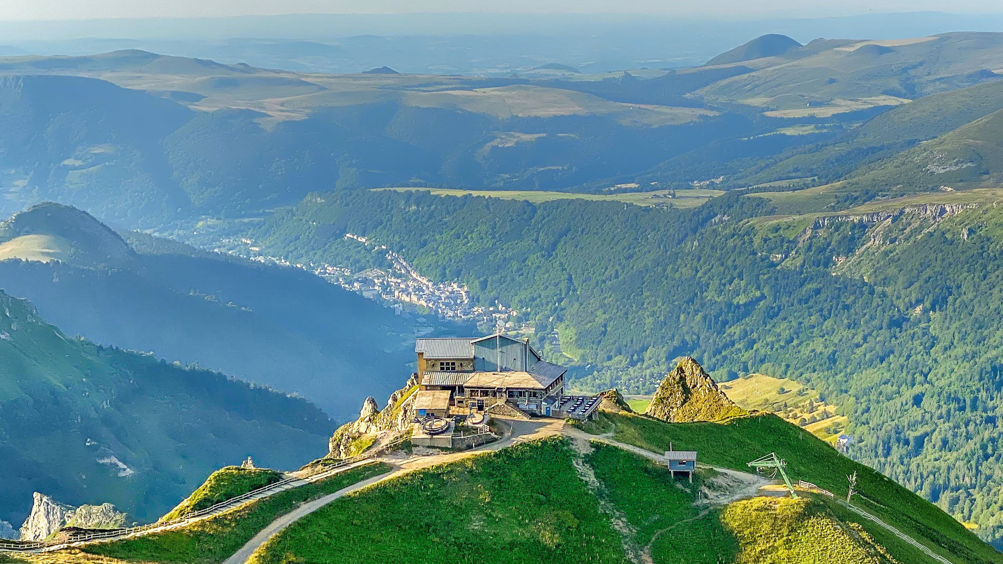 Les Crêtes du Sancy, Puy de Sancy, panorama sur le Mont Dore et le Massif Adventif
