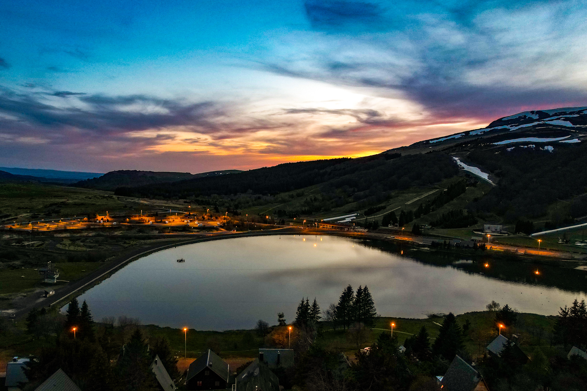 Le Grand Sancy, Chalet Cascade Super Besse, vue sur le Lac des Hermines