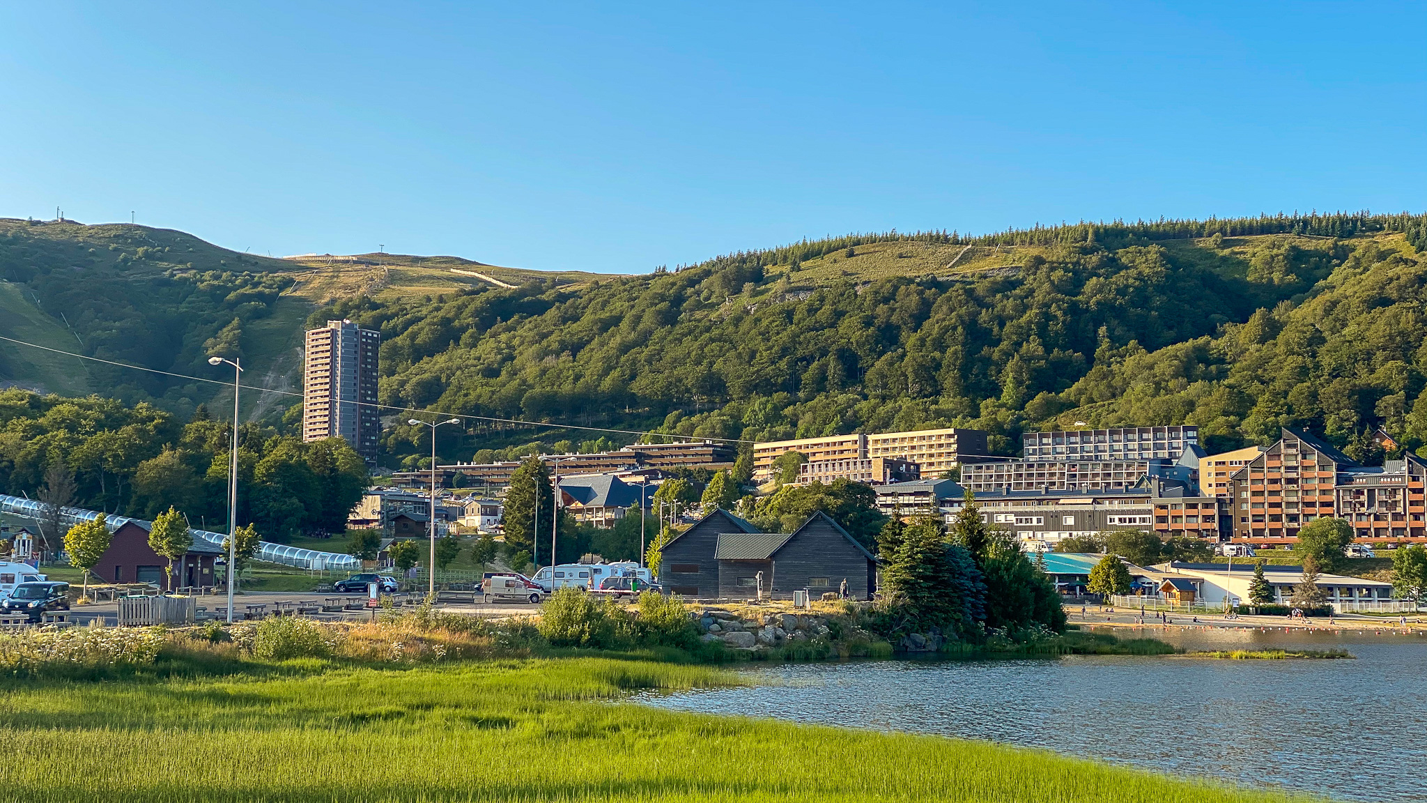 Super Besse et le centre ville de la station au mois de juillet