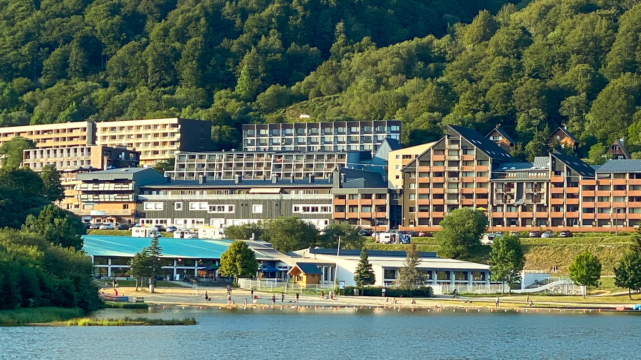 La Piscine de Super Besse et sa plage de sable fin