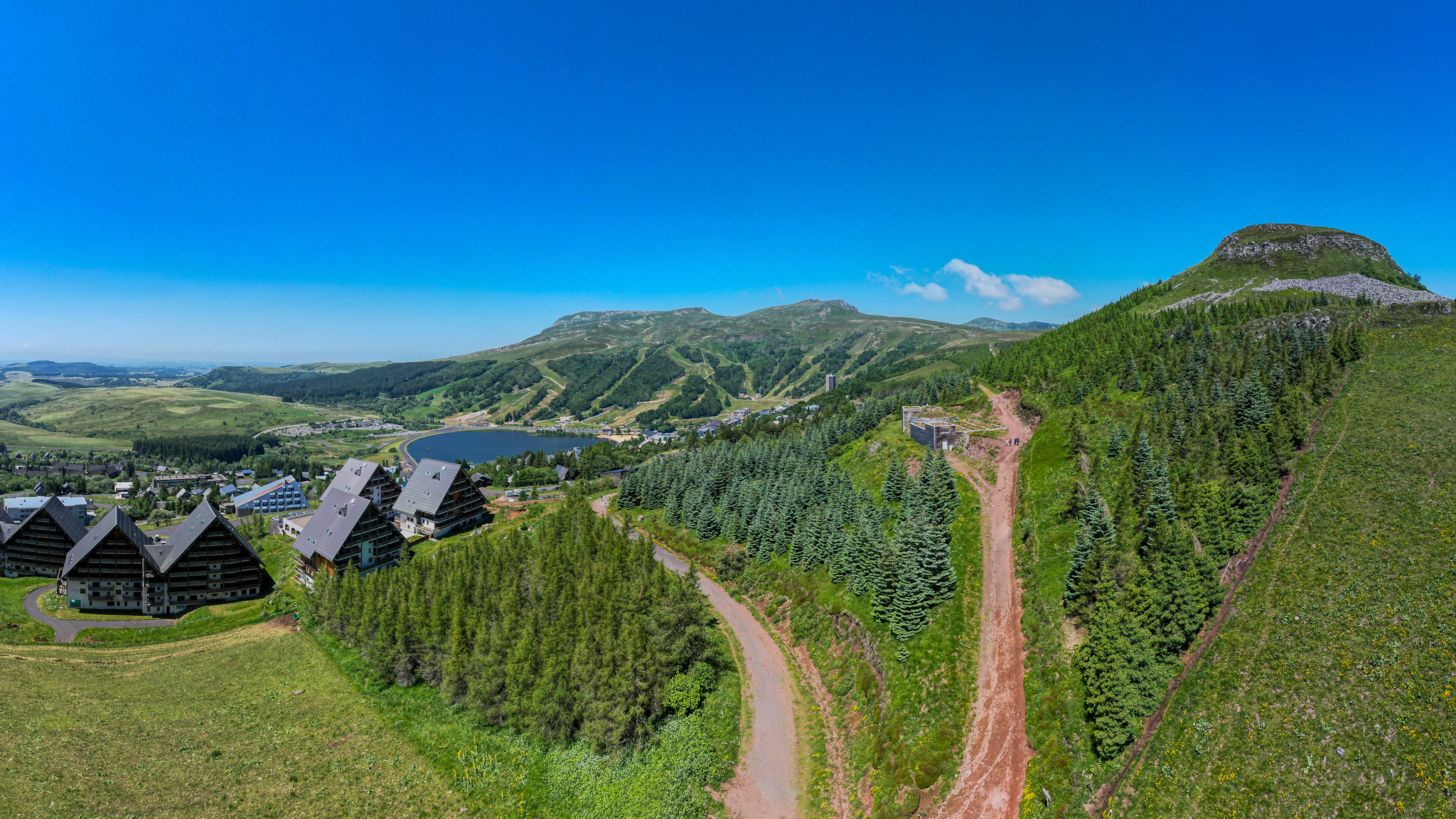 Puy de Chambourguet, panorama sur la station de Super Besse