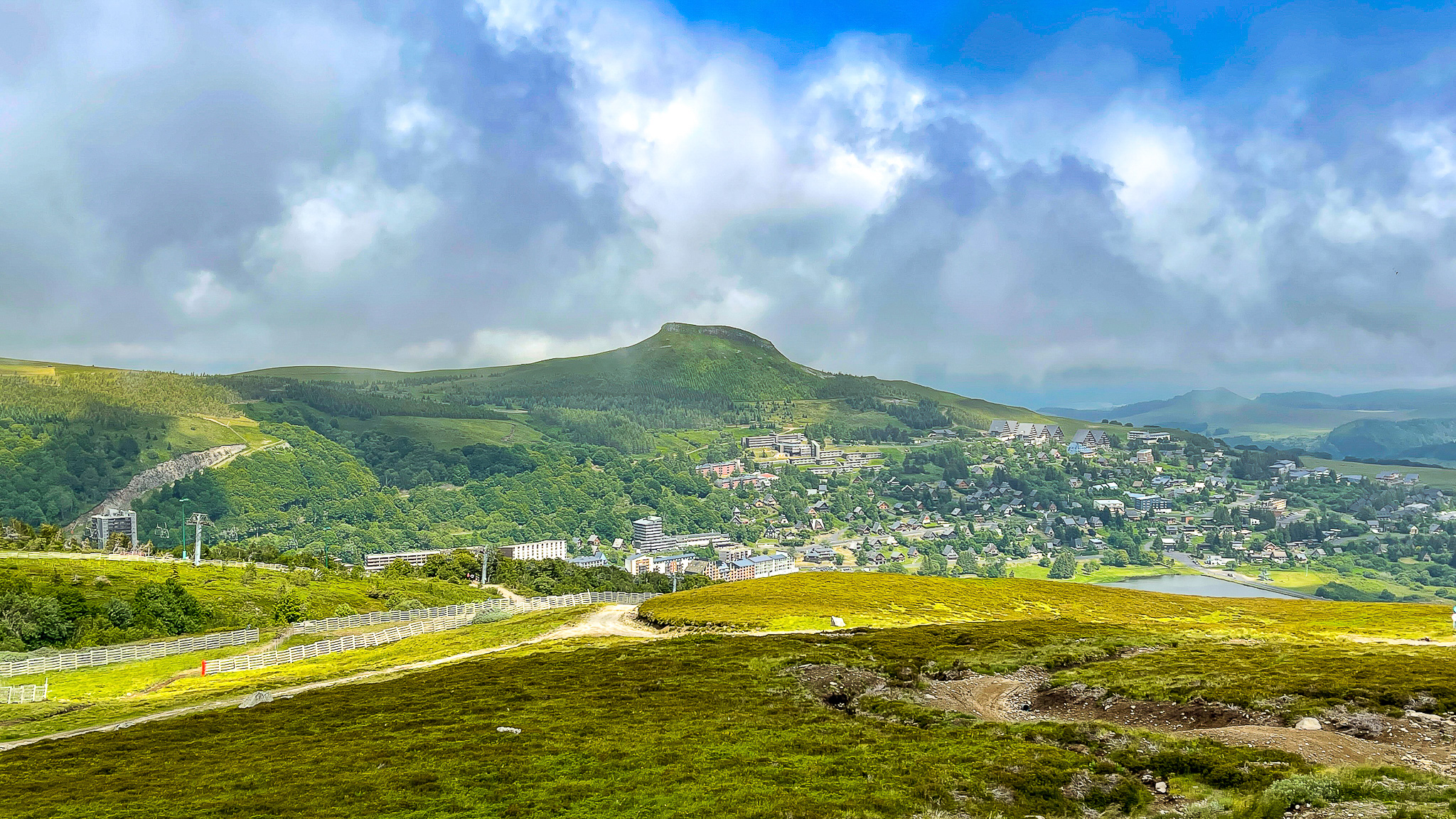 Sur les hauteurs de Super Besse, vue sur Super Besse