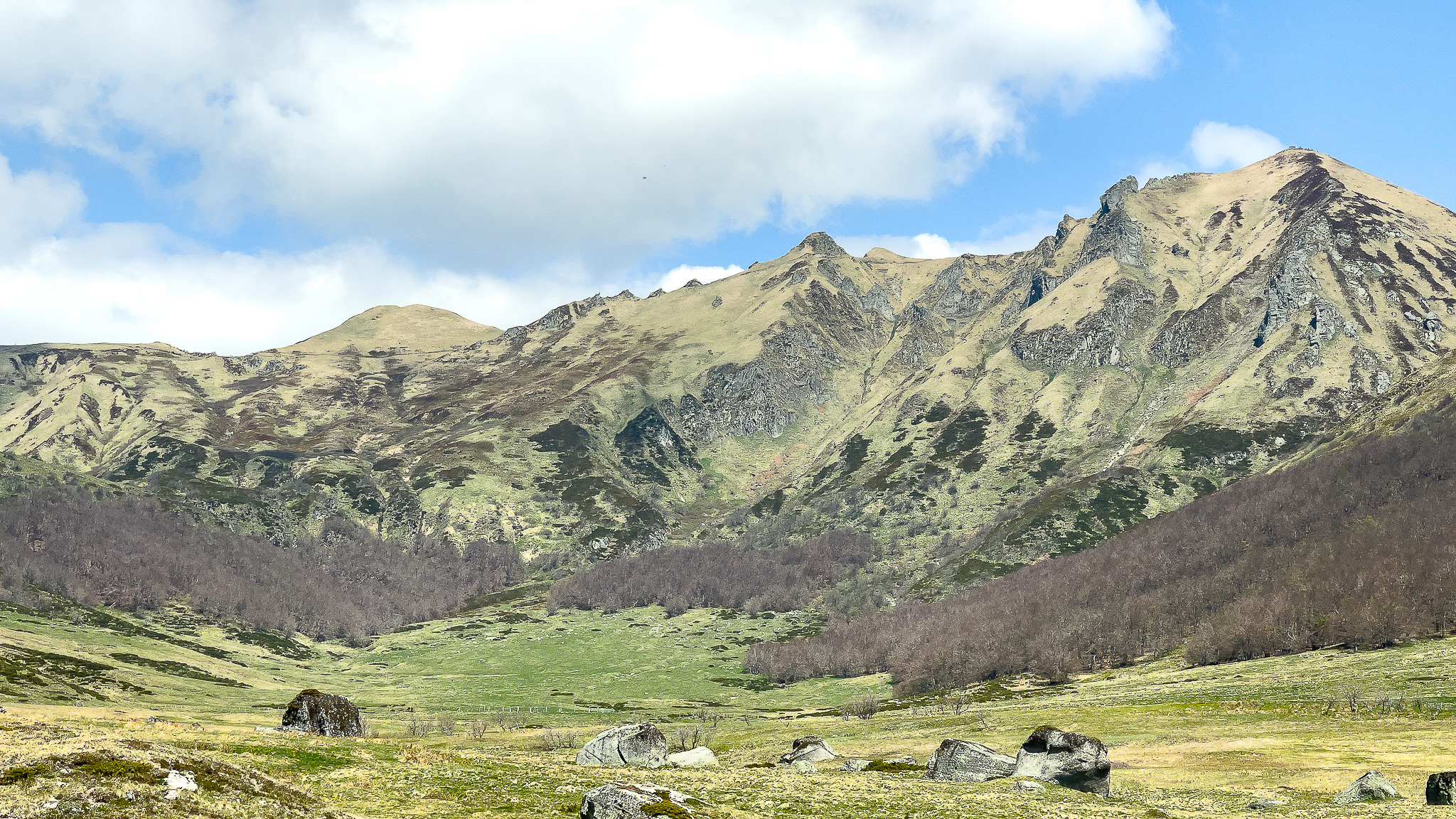 la Fontaine Salée et le Massif du Sancy