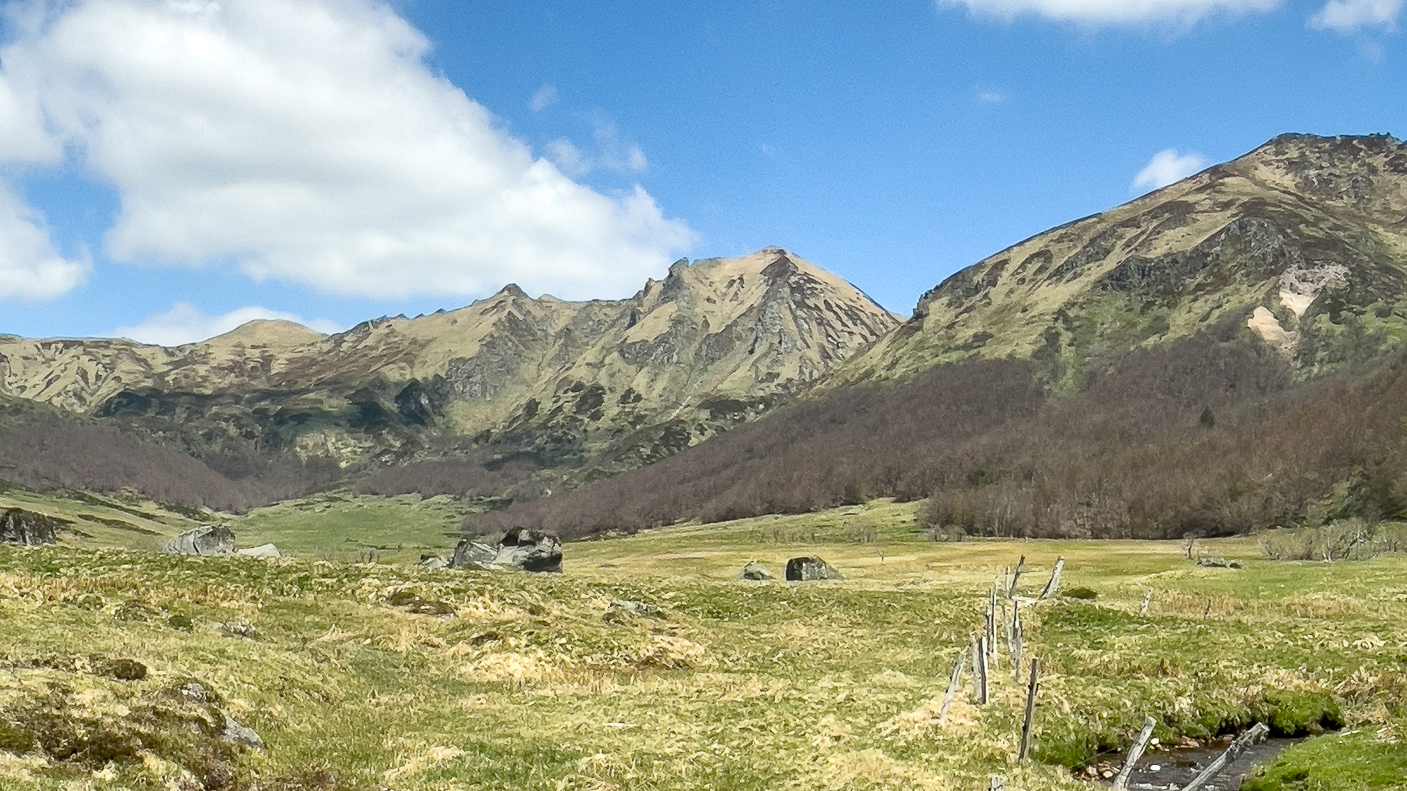 Les sommets du Massif du Sancy bordant la Vallée de la Fontaine Salée