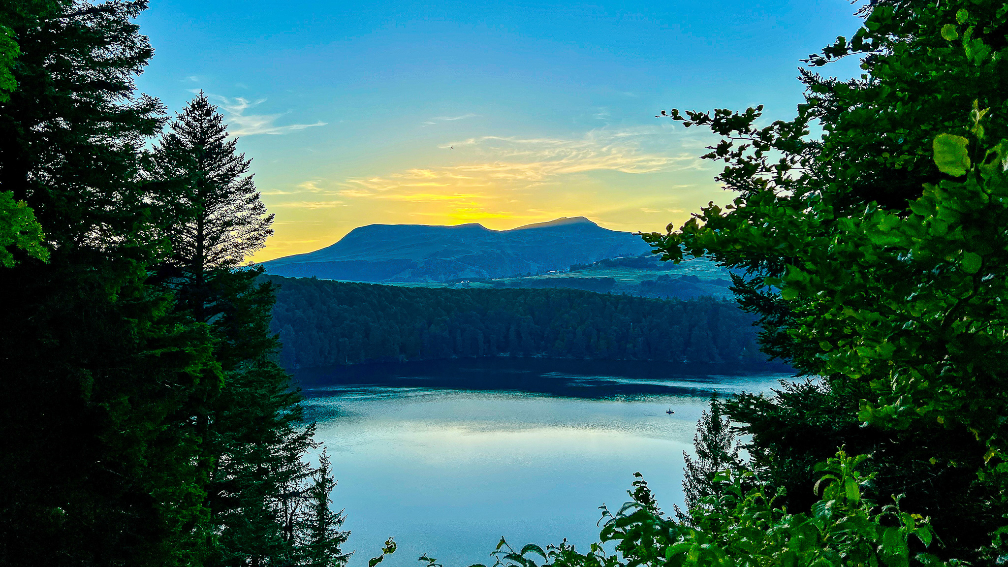 Super Besse, Le Lac Pavin au soleil couchant par une belle journée d'été