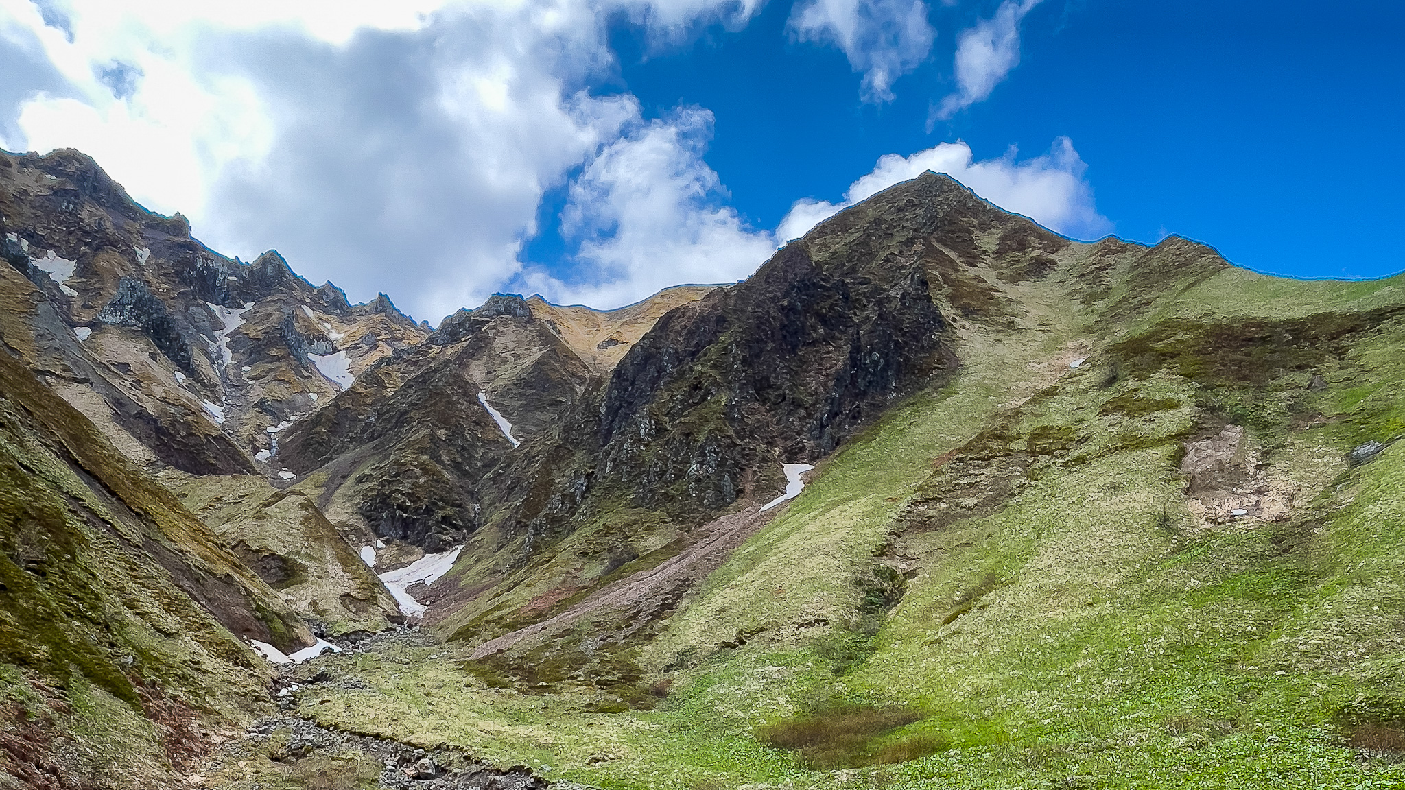Massif du Sancy, la Vallée du Val d'Enfer au début du Printemps