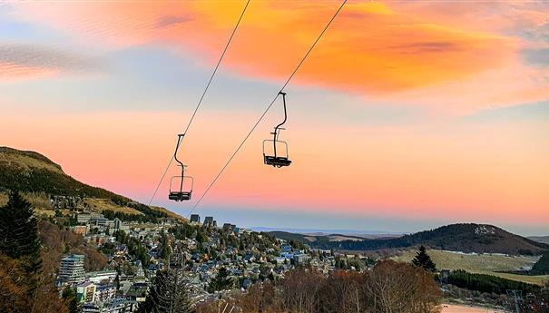 Auvergne, Super Besse au soleil couchant au début du Printemps