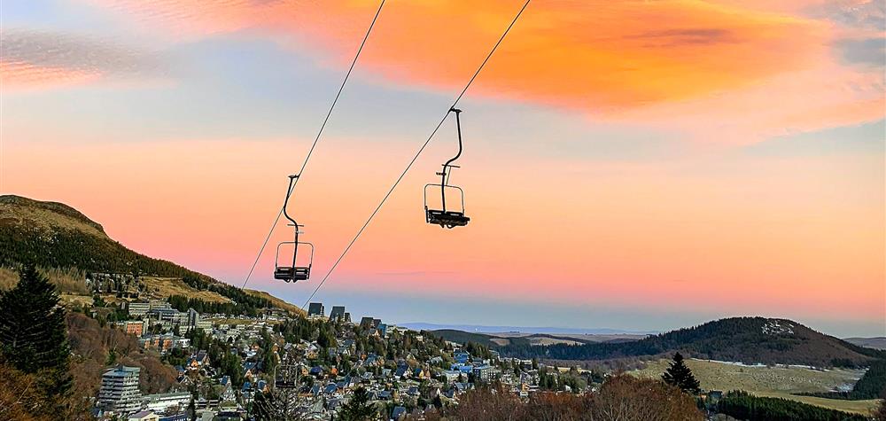 Auvergne, Super Besse au soleil couchant au début du Printemps
