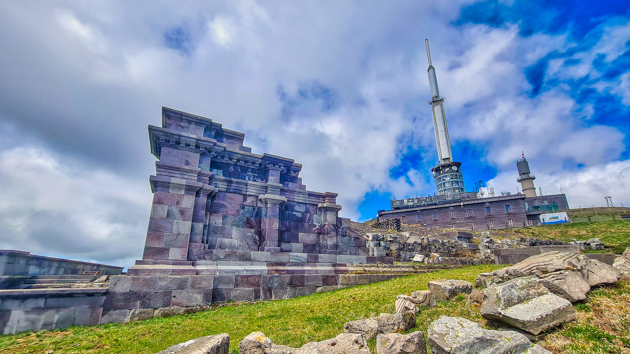 Massif Central, Sommet du Puy de Dome, le Temple de Mercure et l'Antenne TDF