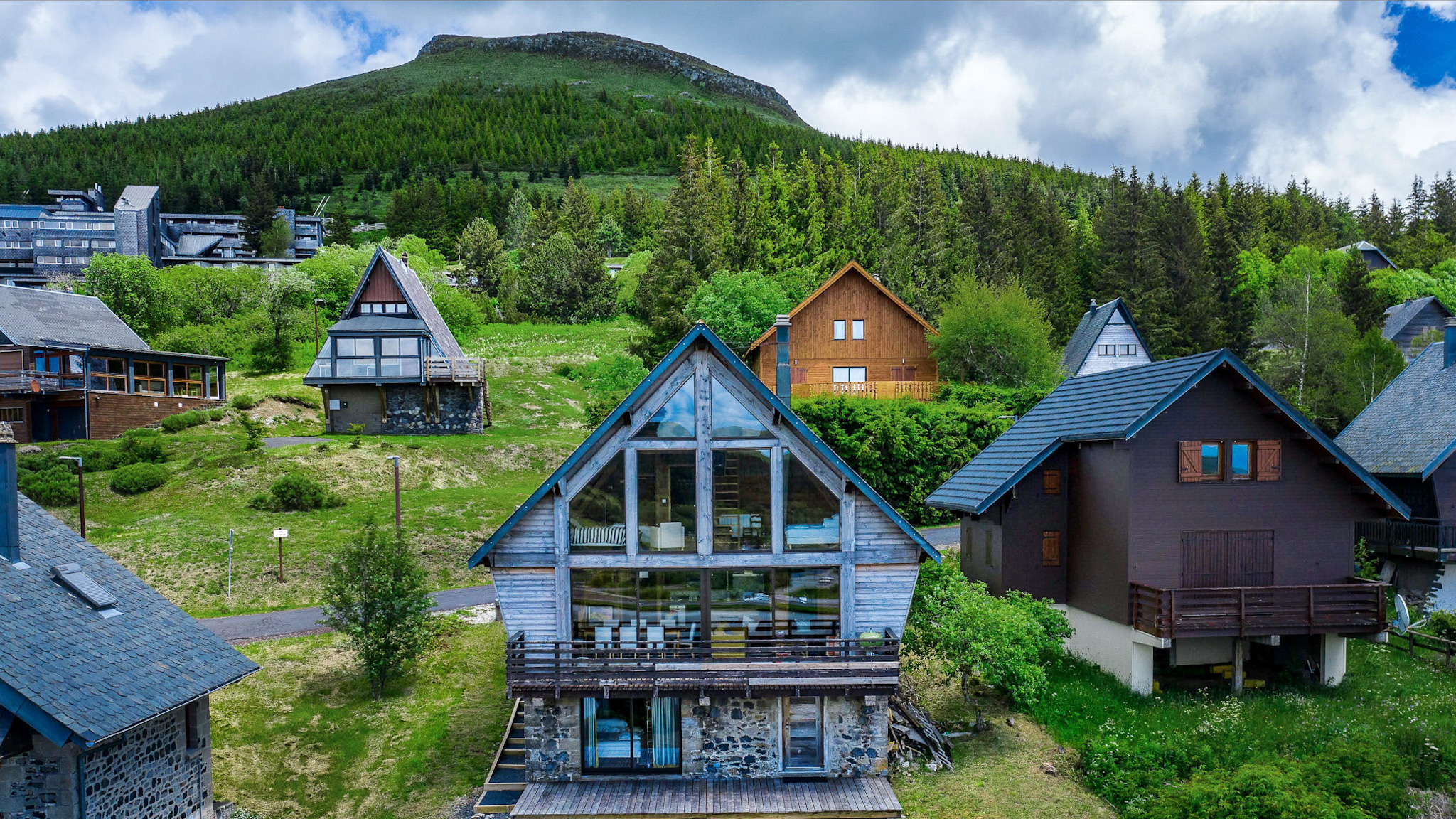 Massif Central, Le Chalet Cascade sous ses couleurs printanières