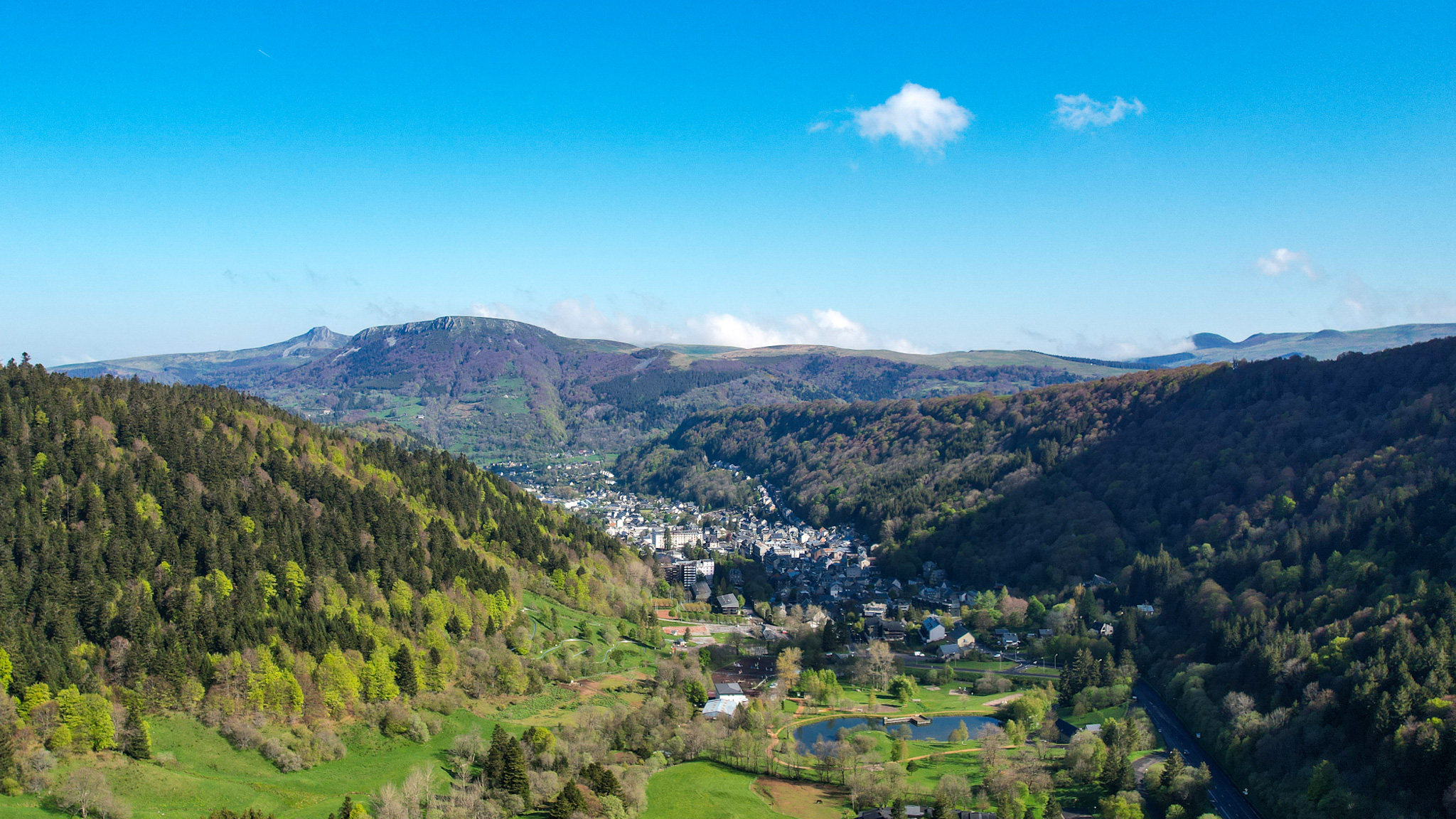 La Vallée du Mont Dore sous ses couleurs printanières