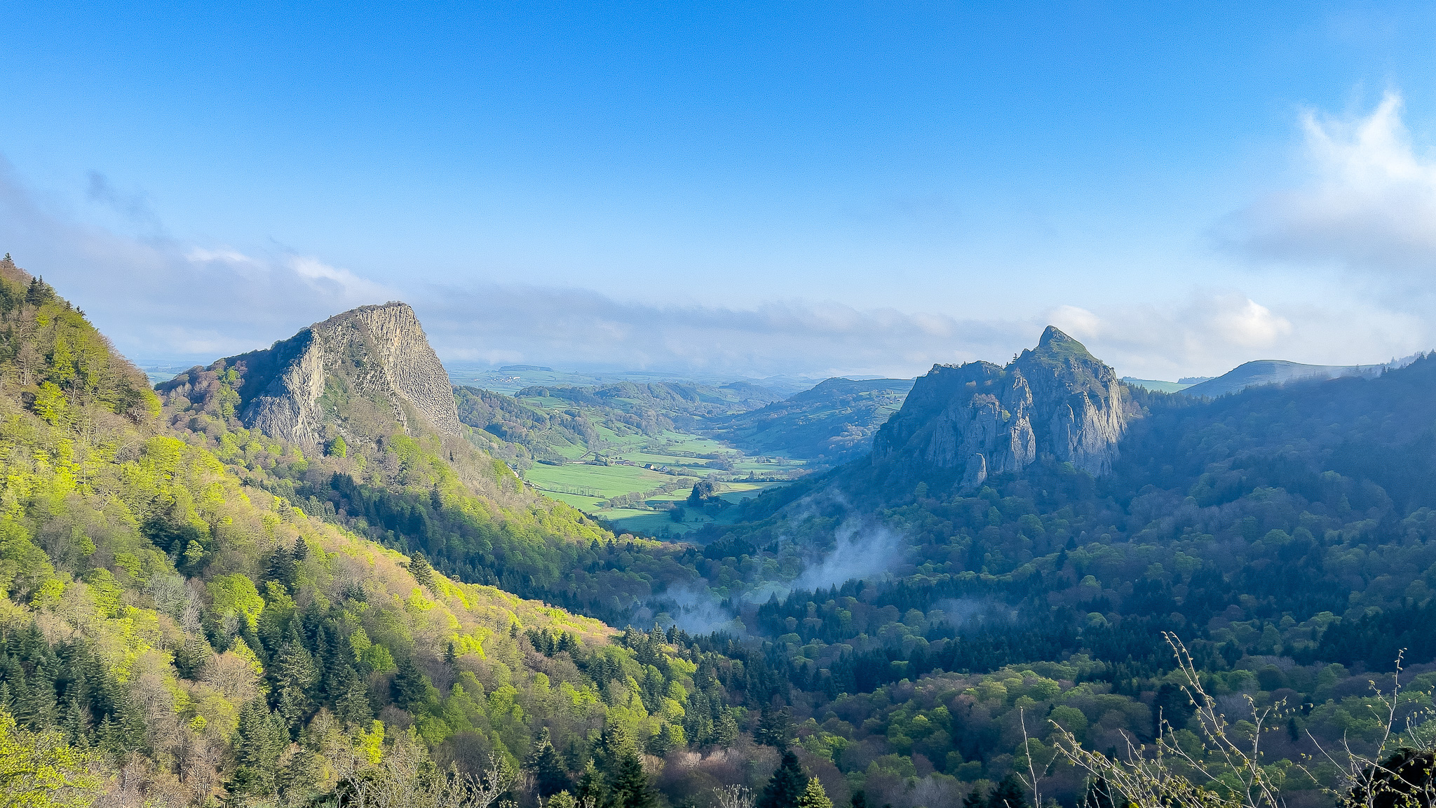 Les Roches Tuiliere et Sanadoire dans une ambiance matinale