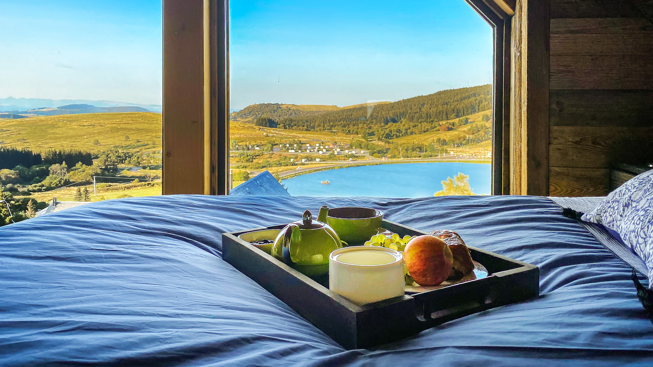 Chalet Cascade Super Besse, petit déjeuner avec vue sur le Lac des Hermines à Super Besse