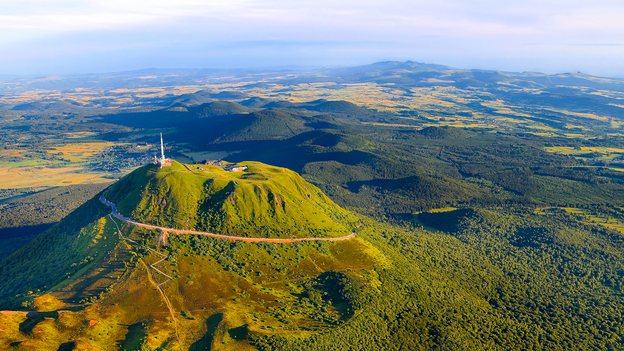 Sommet du Puy de Dome, la chaîne des Puys et le Massif du Sancy