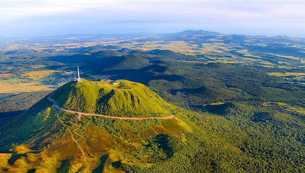 Sommet du Puy de Dome, la chaîne des Puys et le Massif du Sancy