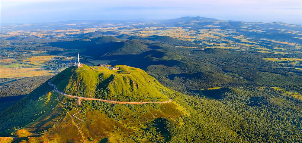 Sommet du Puy de Dome, la chaîne des Puys et le Massif du Sancy