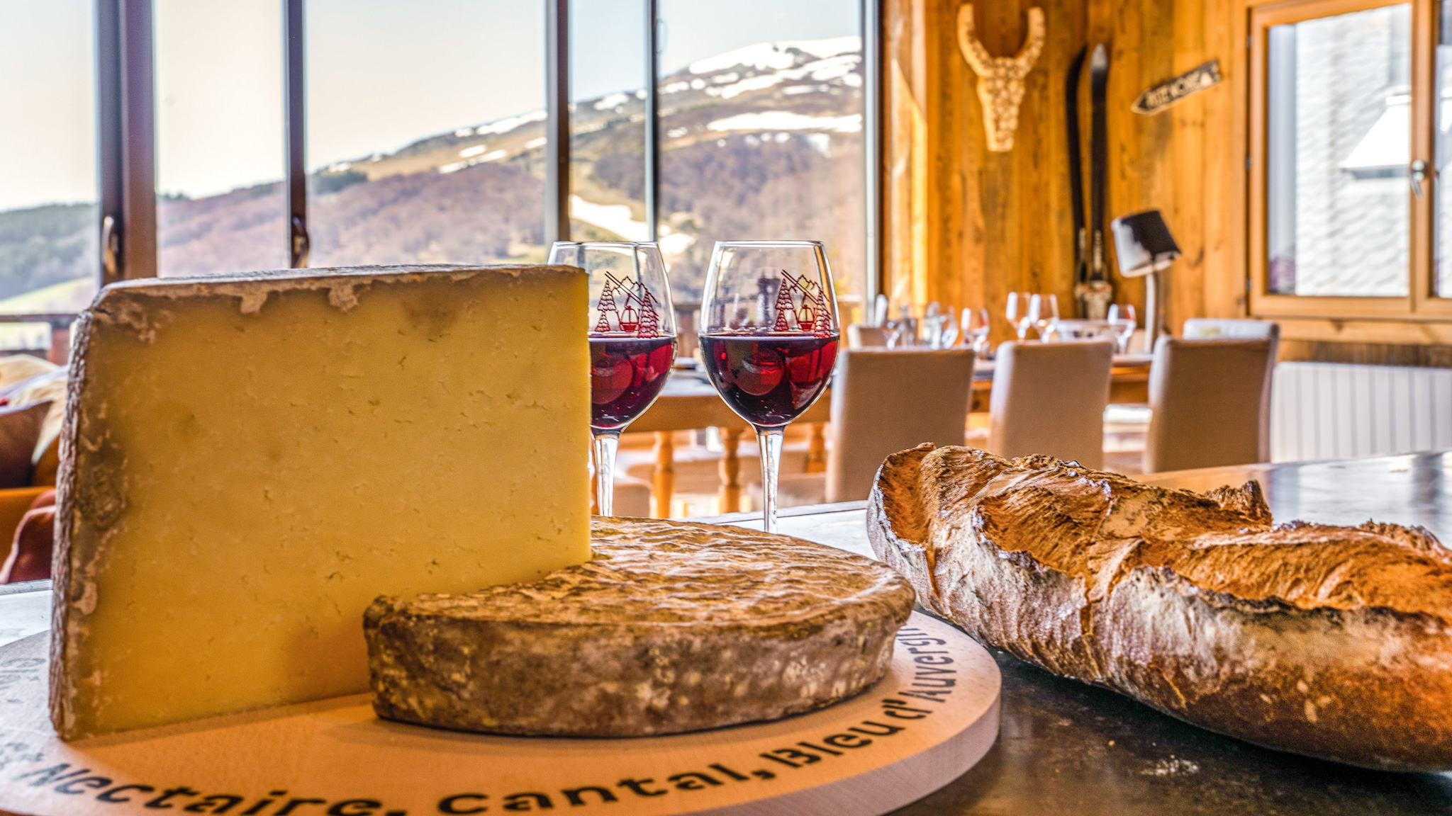Cantal, Saint Nectaire au lait cru et du Pain au Chalet Cascade à Super Besse