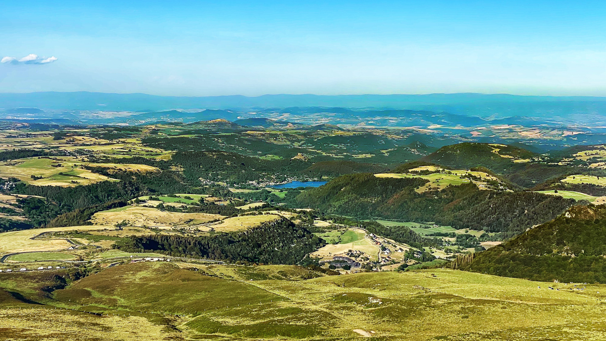 Roc de Cuzeau, vue sur le Lac Chambon et le Château de Murol