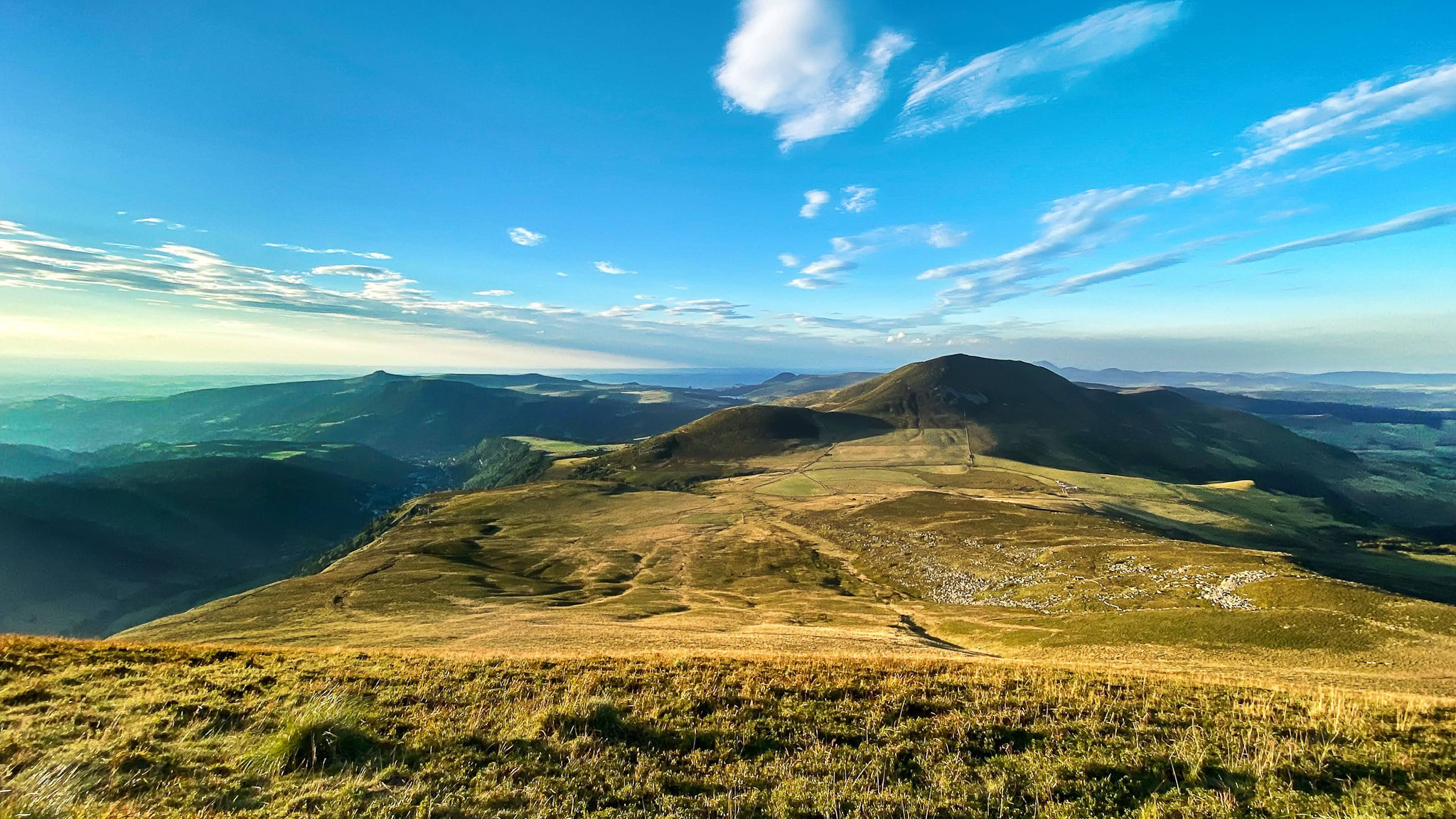 Sommet du Roc de Cuzeau, vue sur le Puy de l'Angle