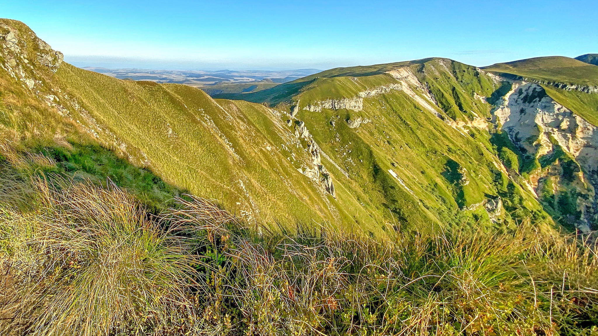 Sommet du Roc de Cuzeau, vue sur le Puy des Crebasses