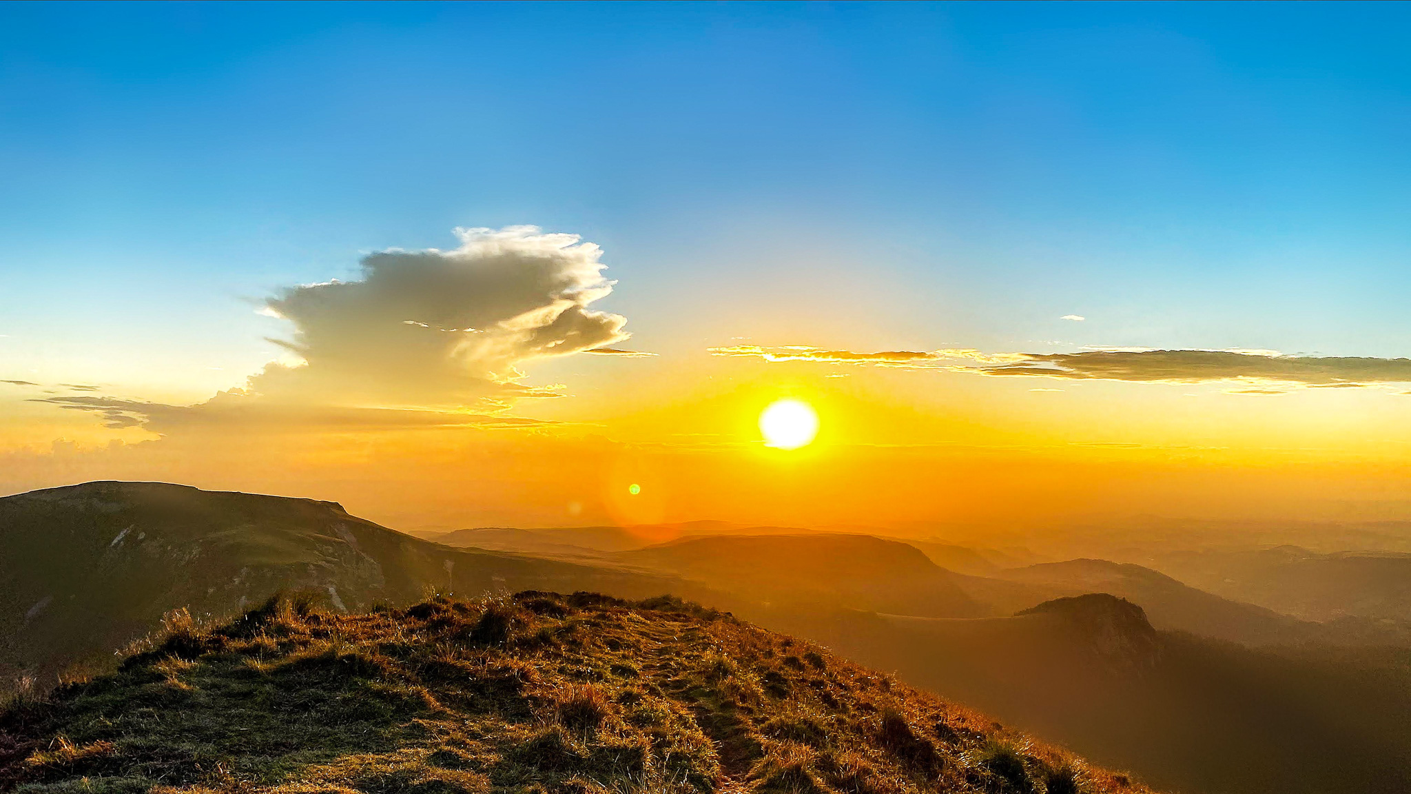 Roc de Cuzeau, coucher de soleil sur le Capucin et le Puy de Cliergue