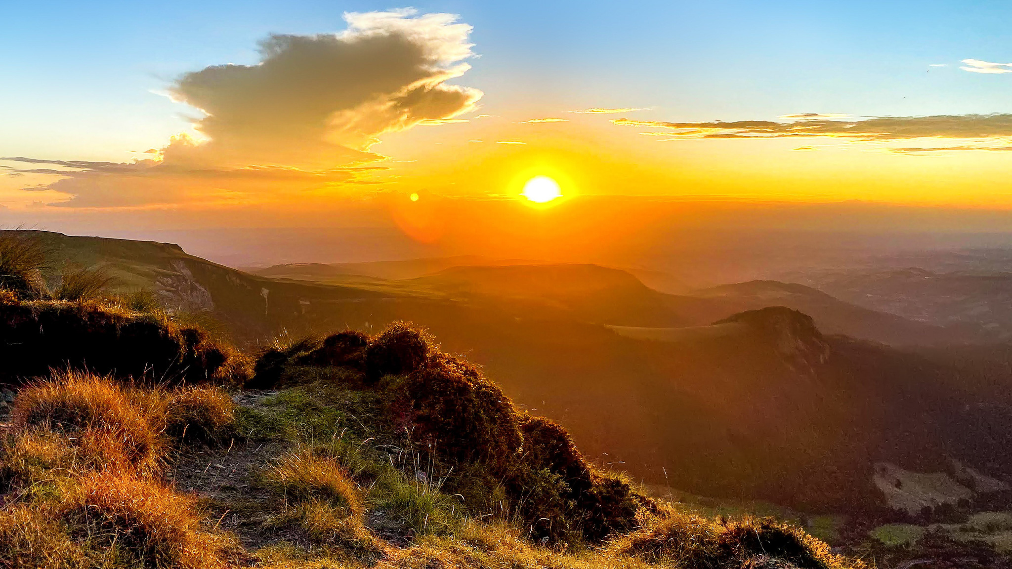 Roc de Cuzeau, coucher de soleil sur la plateau de charlanne