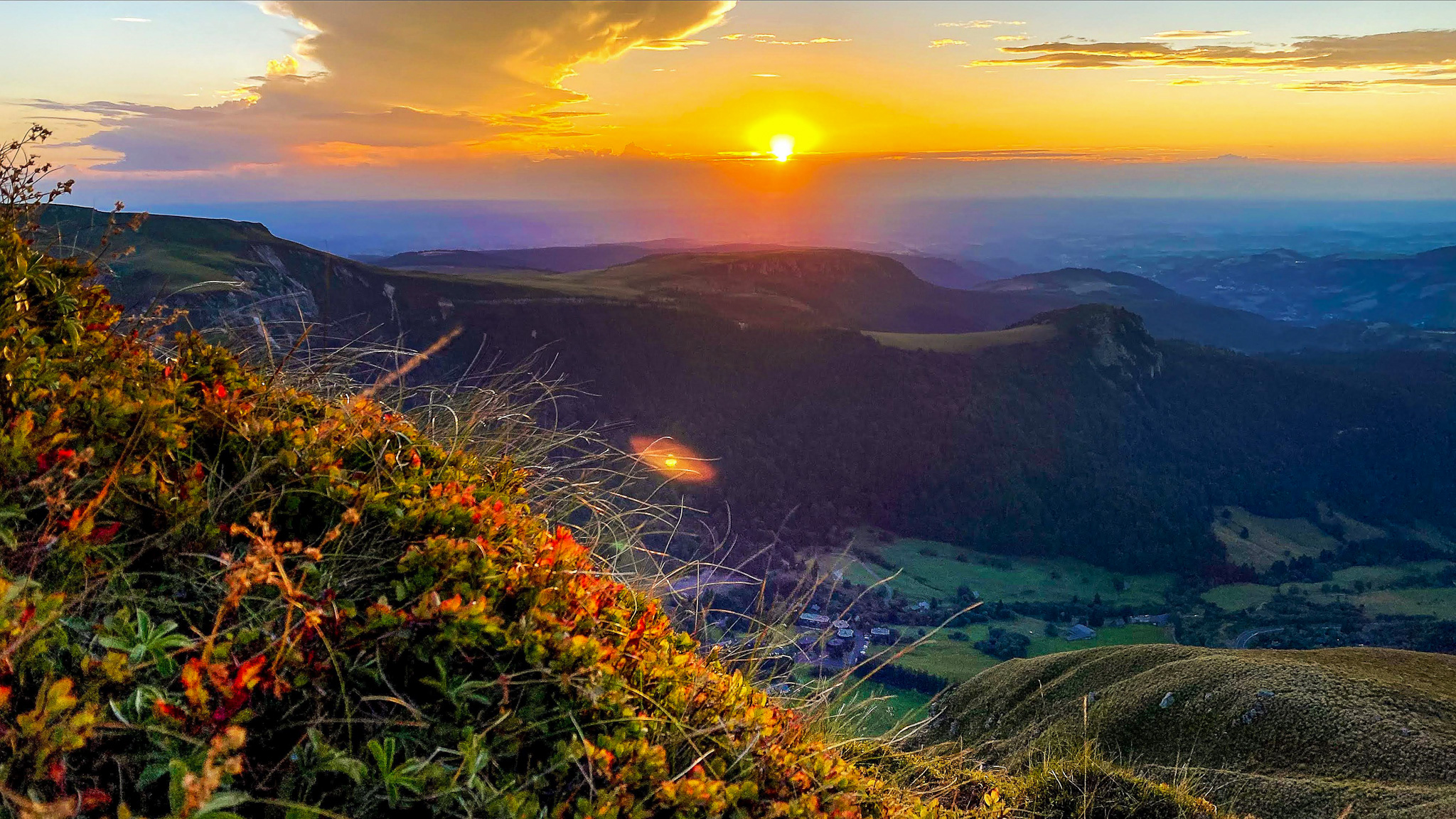 Roc de Cuzeau, coucher de soleil sur le Mont Dore