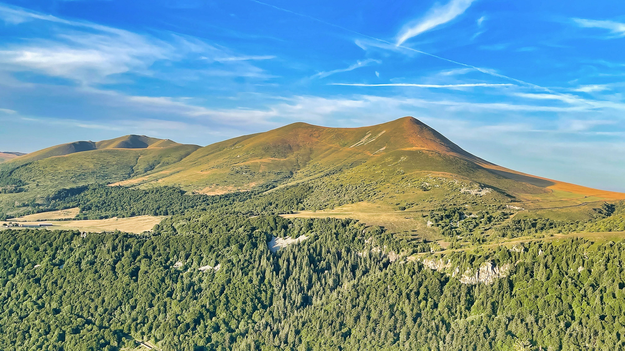 Le Capucin, cirque de la Grande Cascade et les magnifiques couleurs du Puy de l'Angle