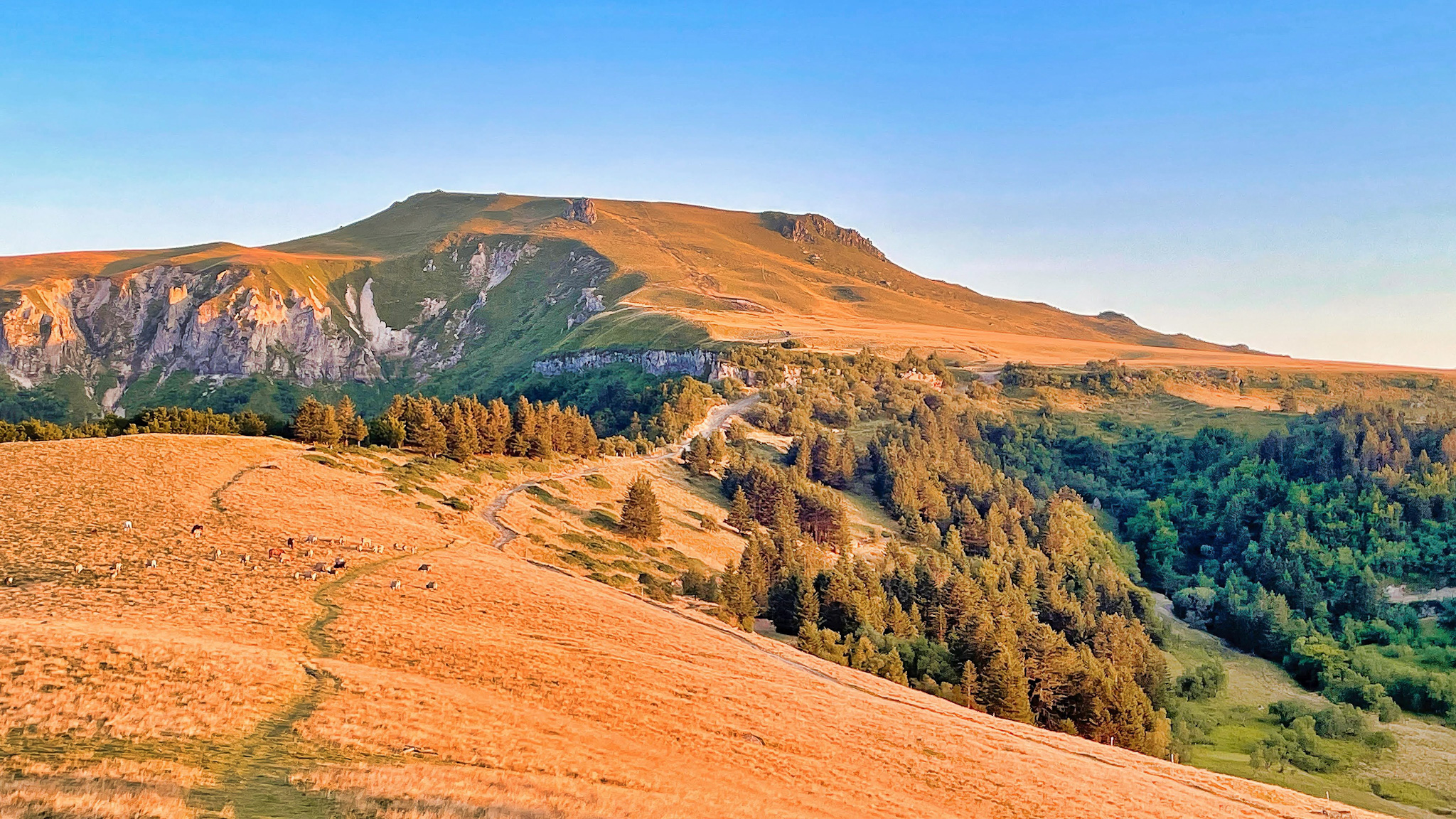 Le Capucin, lumière du soir sur le Puy de Cliergue