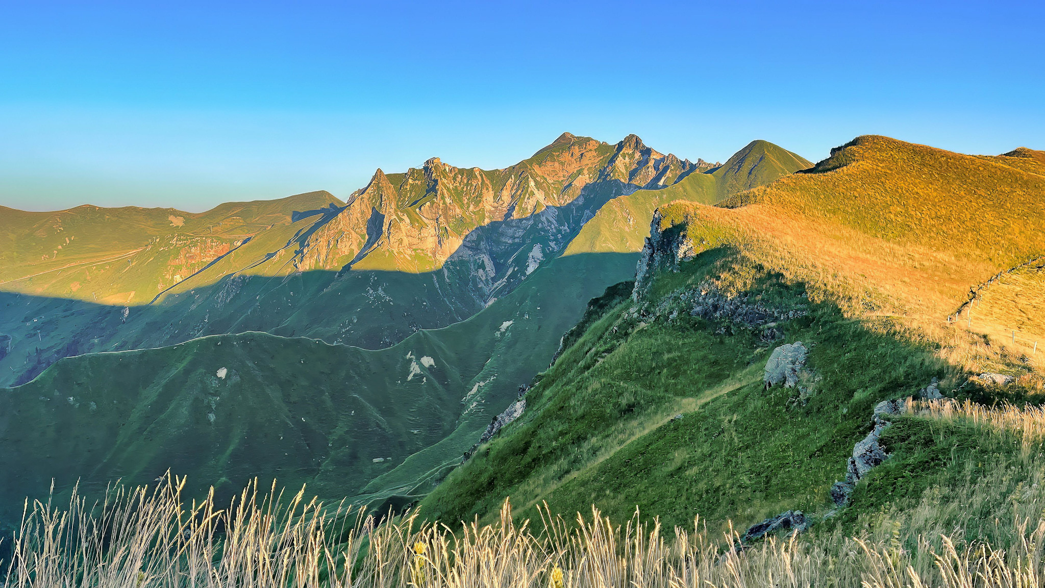 Le Capucin, coucher de Soleil sur le Puy de Sancy
