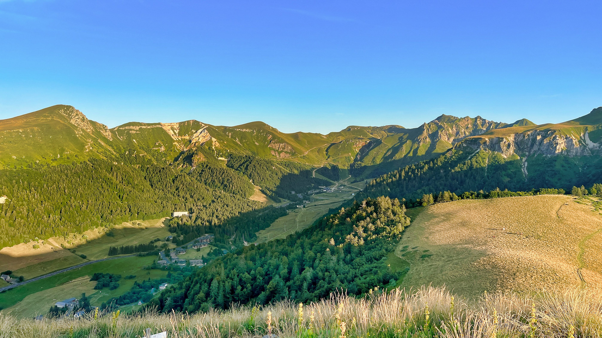 Le Capucin, lumière du Soir sur le Massif du Sancy