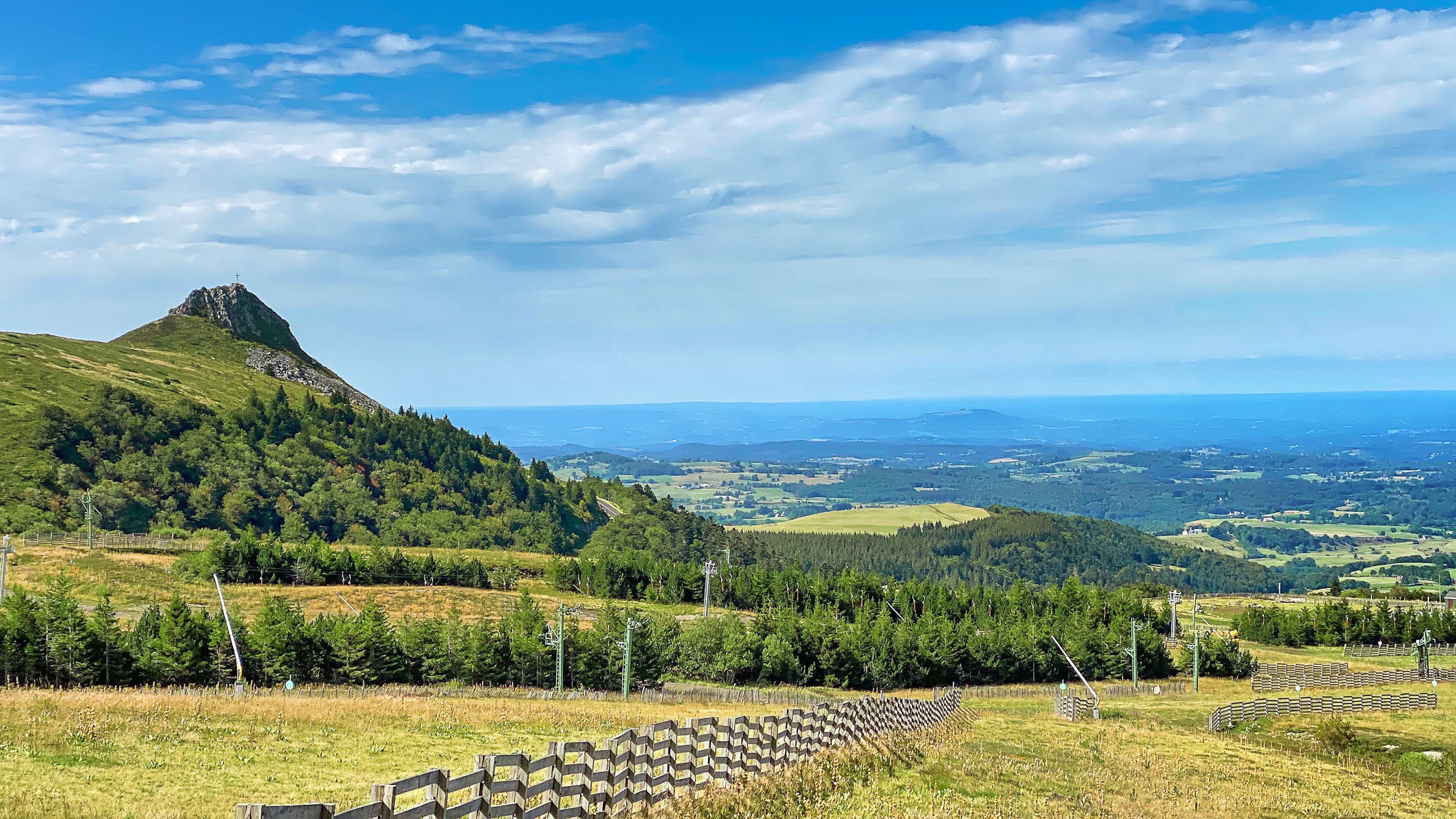 Les pistes de Chastreix Sancy et le Roc de Courlande