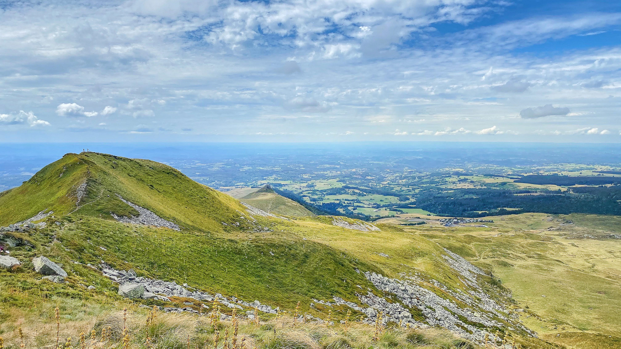 Puy de Chabanne et vue sur le Village de chalets de Chastreix Sancy