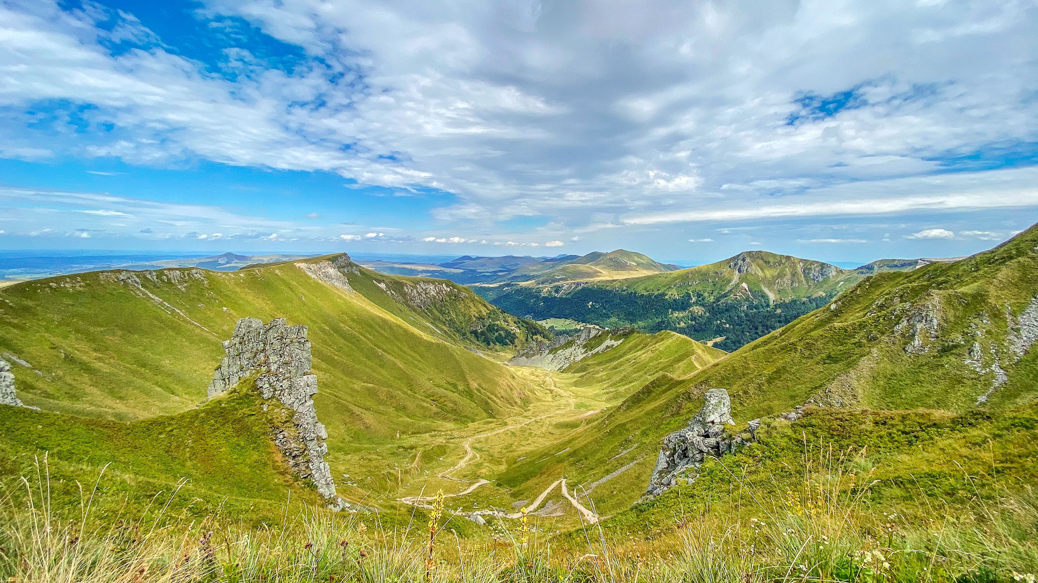 Le Val de Courre et la vue sur le Roc de Cuzeau et le Puy de l'Angle