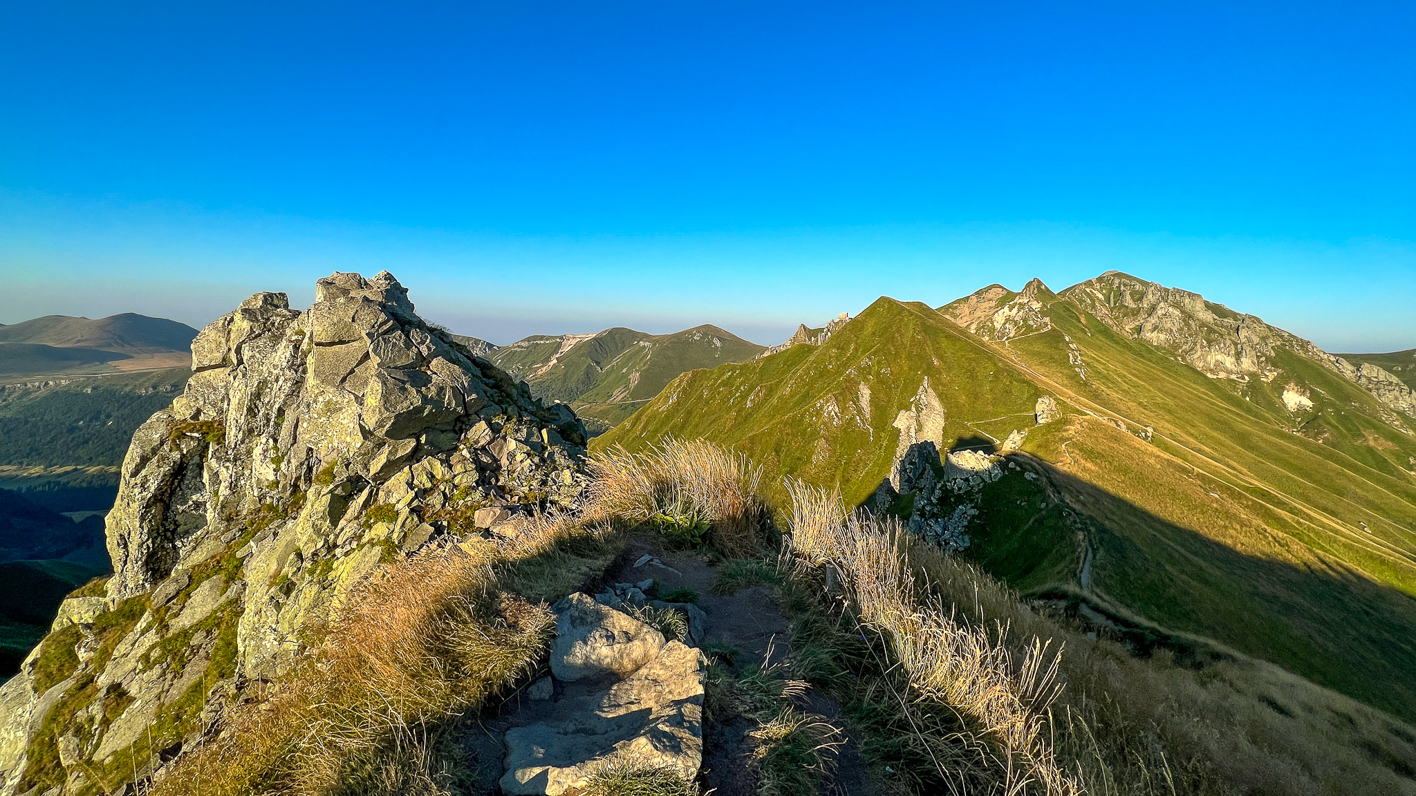 La Tour Carrée, le Chemin des Crêtes en direction du Puy de Sancy