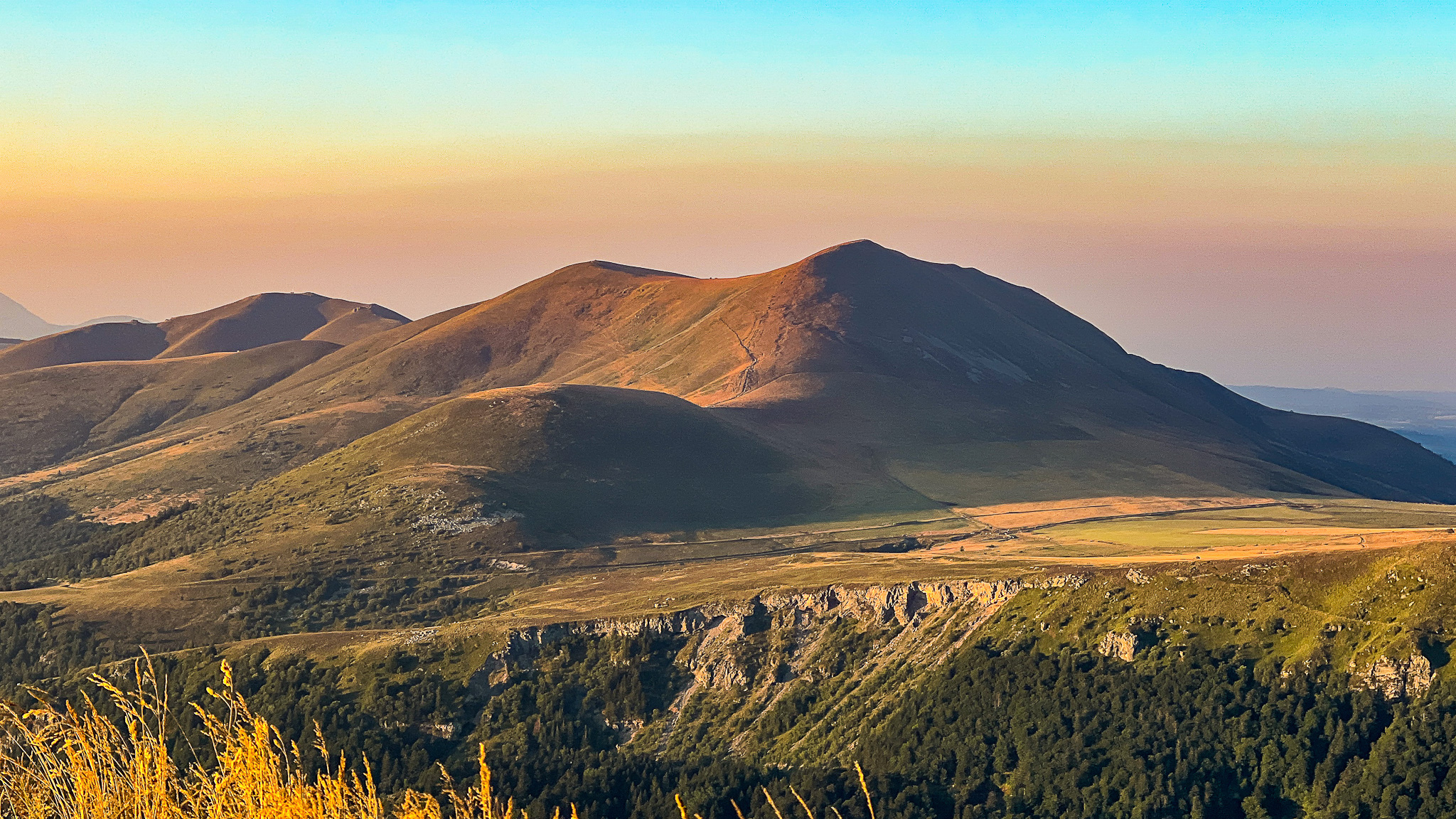 Puy de Cliergue, la chute de la Grande Cascade et le Puy de l'Angle