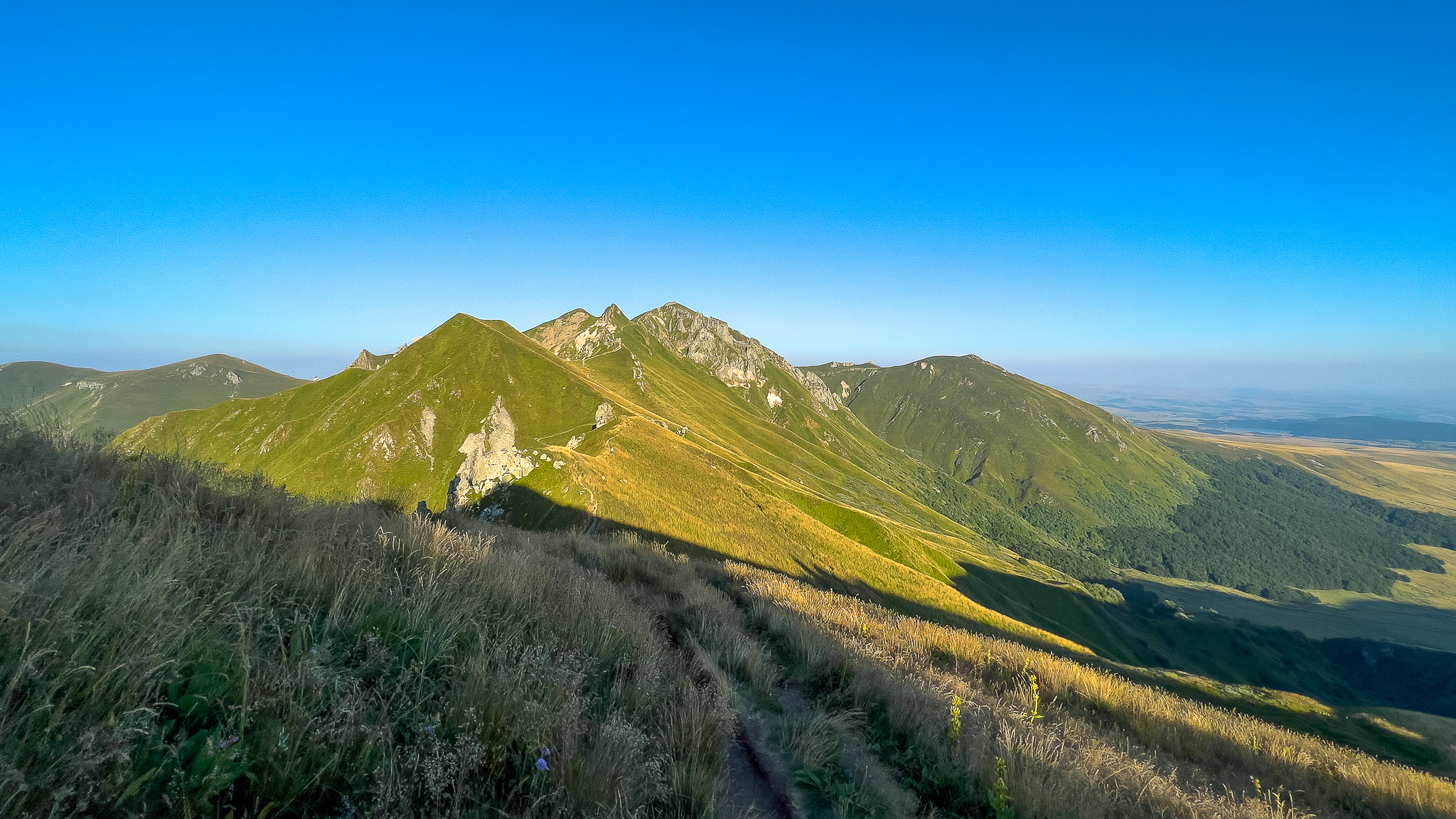 Chemin des Crêtes du Sancy, vue sur la Fontaine Salee