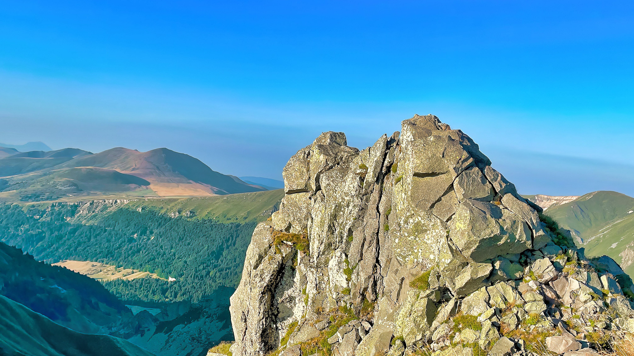 La Tour Carrée, point de vue sur le Massif des Monts Dore