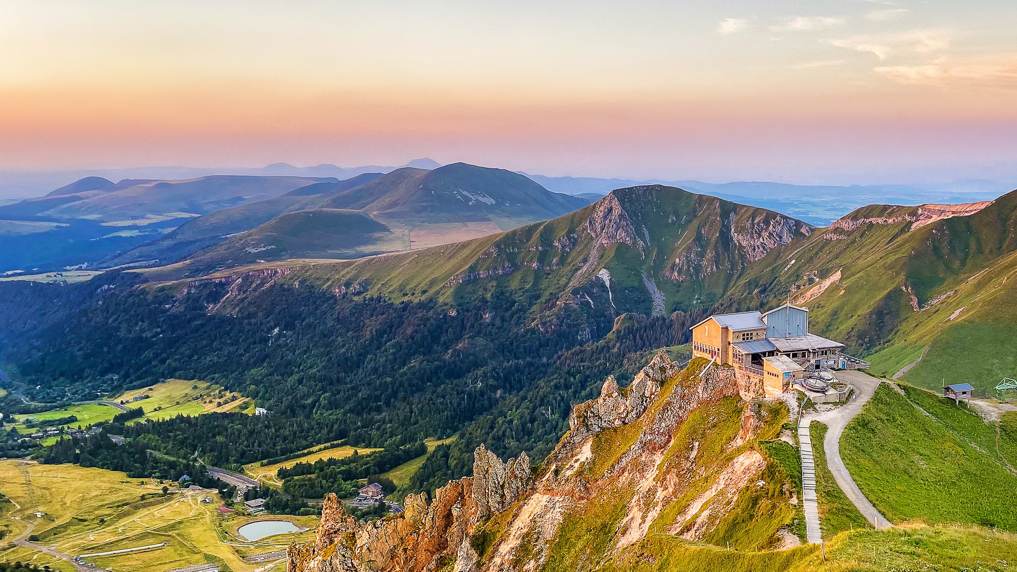 Les Crêtes du Sancy, coucher de soleil sur le Téléphérique du Sancy