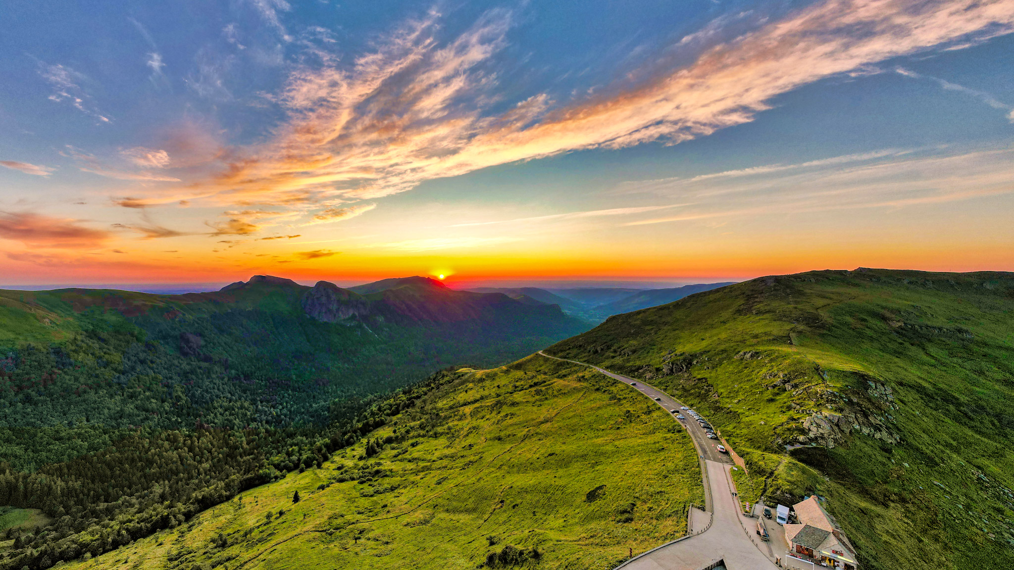 Puy Mary, coucher de soleil sur les Monts du Cantal