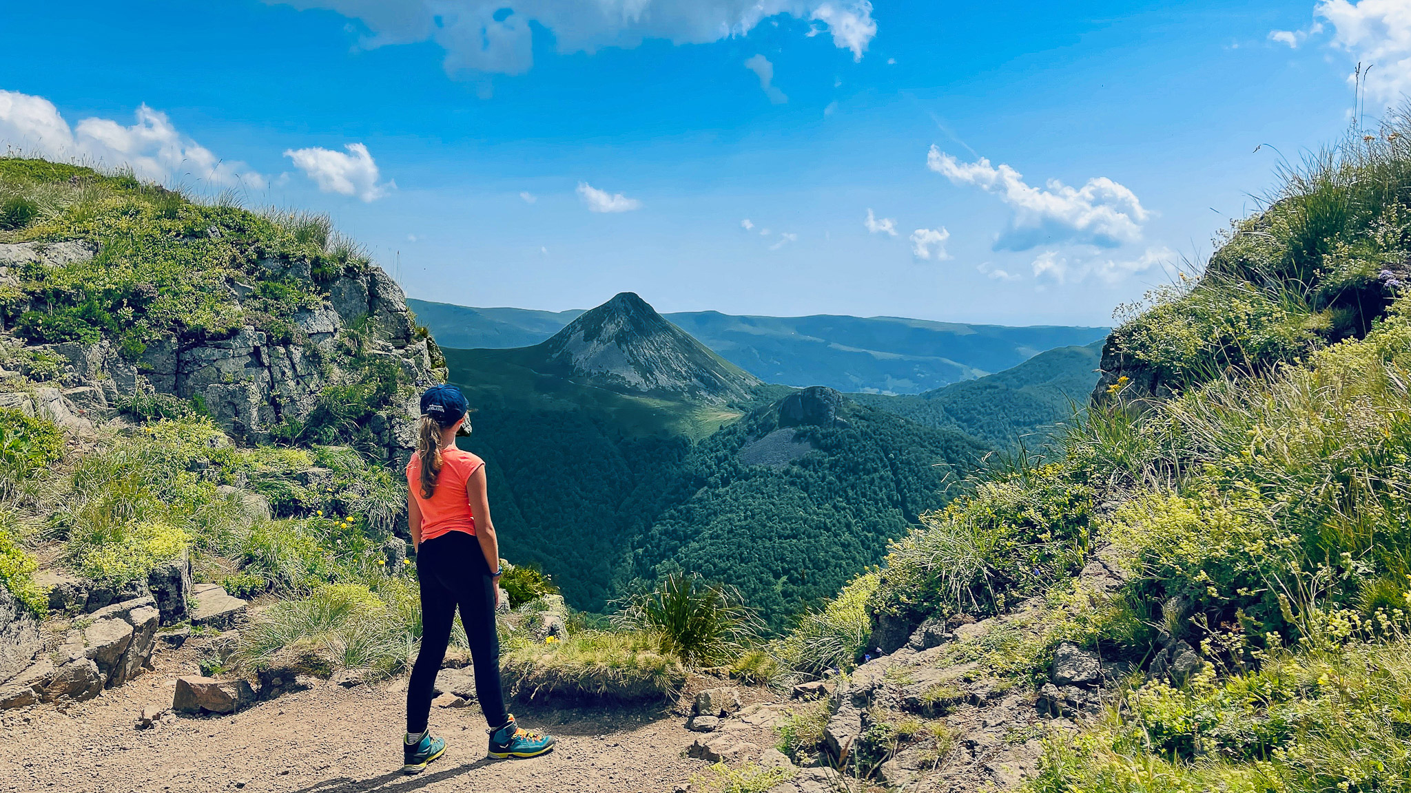Le Puy Griou et la vue sur les crêtes des Monts du Cantal