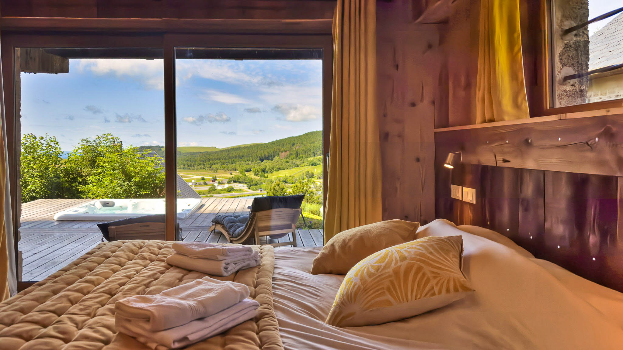 Chalet Cascade Super Besse, chambre double la Cascade, terrasse et spa