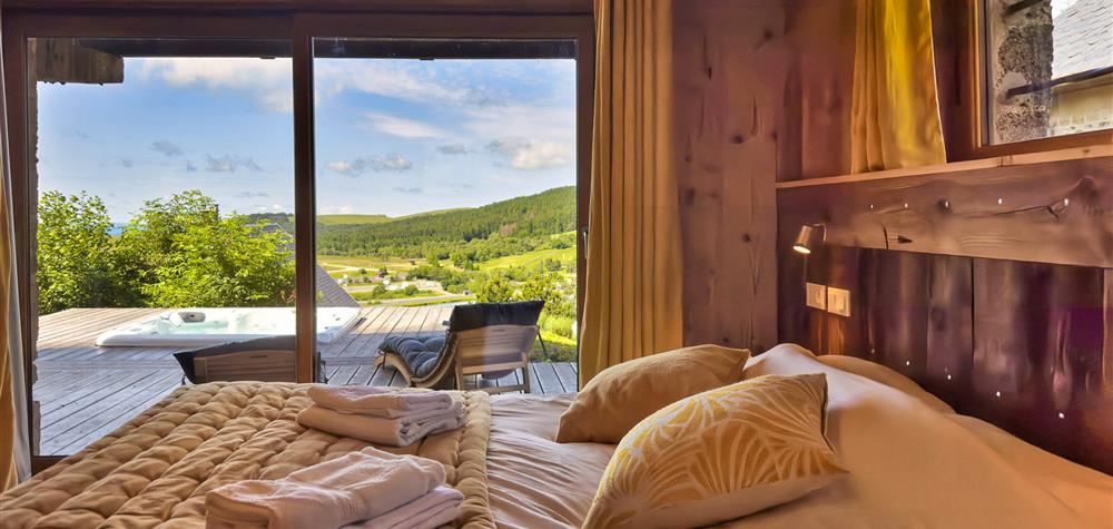 Chalet Cascade Super Besse, chambre double la Cascade, terrasse et spa