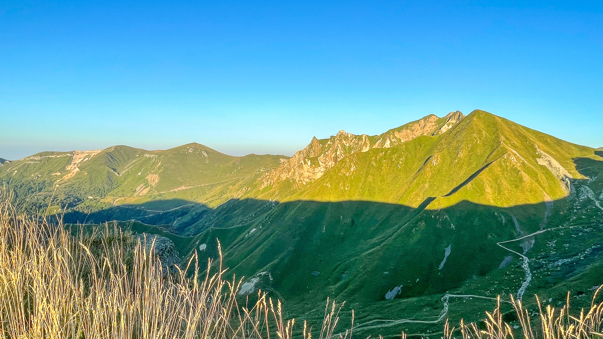 le Val de Courre, belle vue sur les Crêtes du Sancy