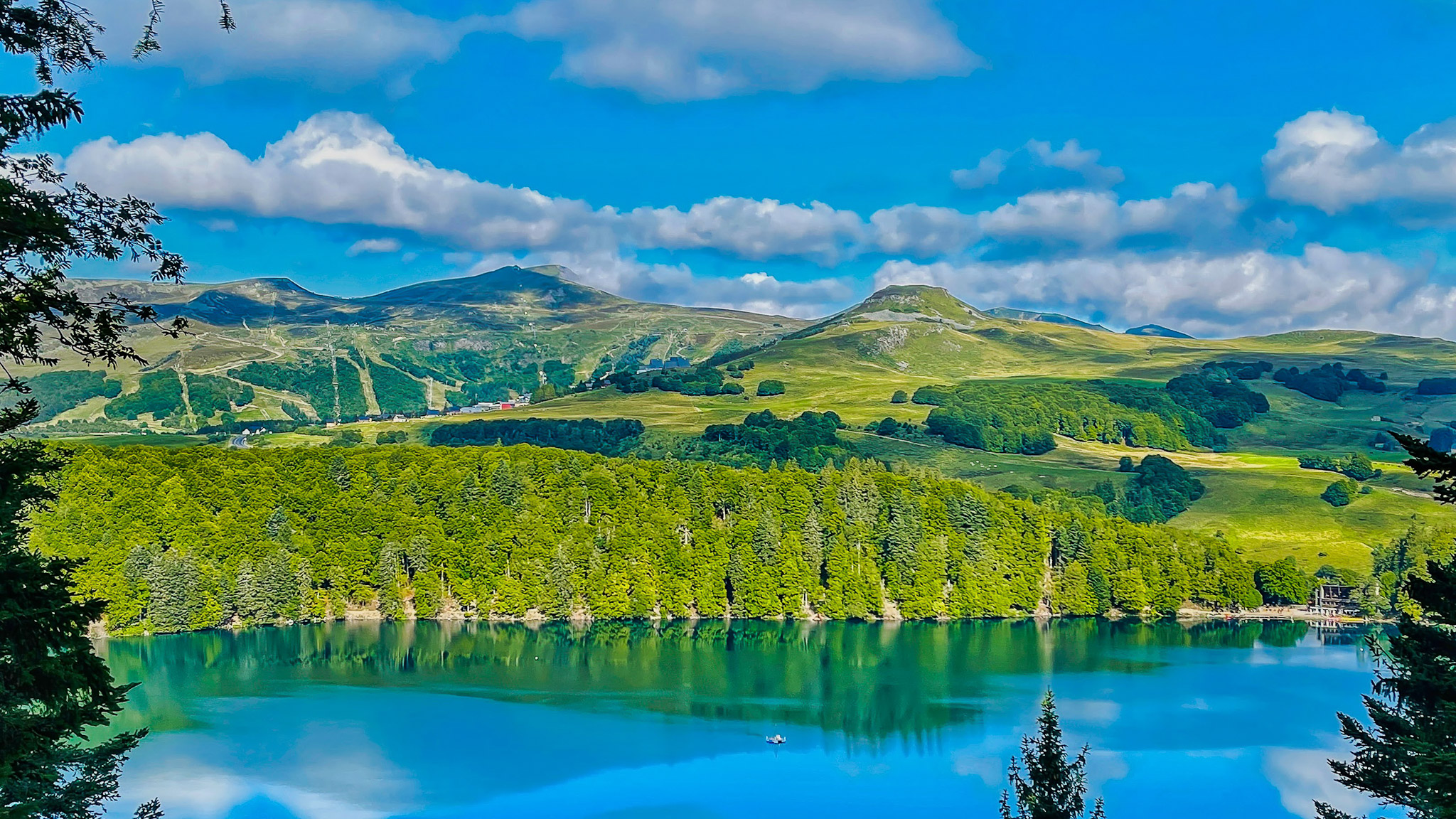 Lac Pavin, belle vue sur le Puy de Chambourguet et Super Besse