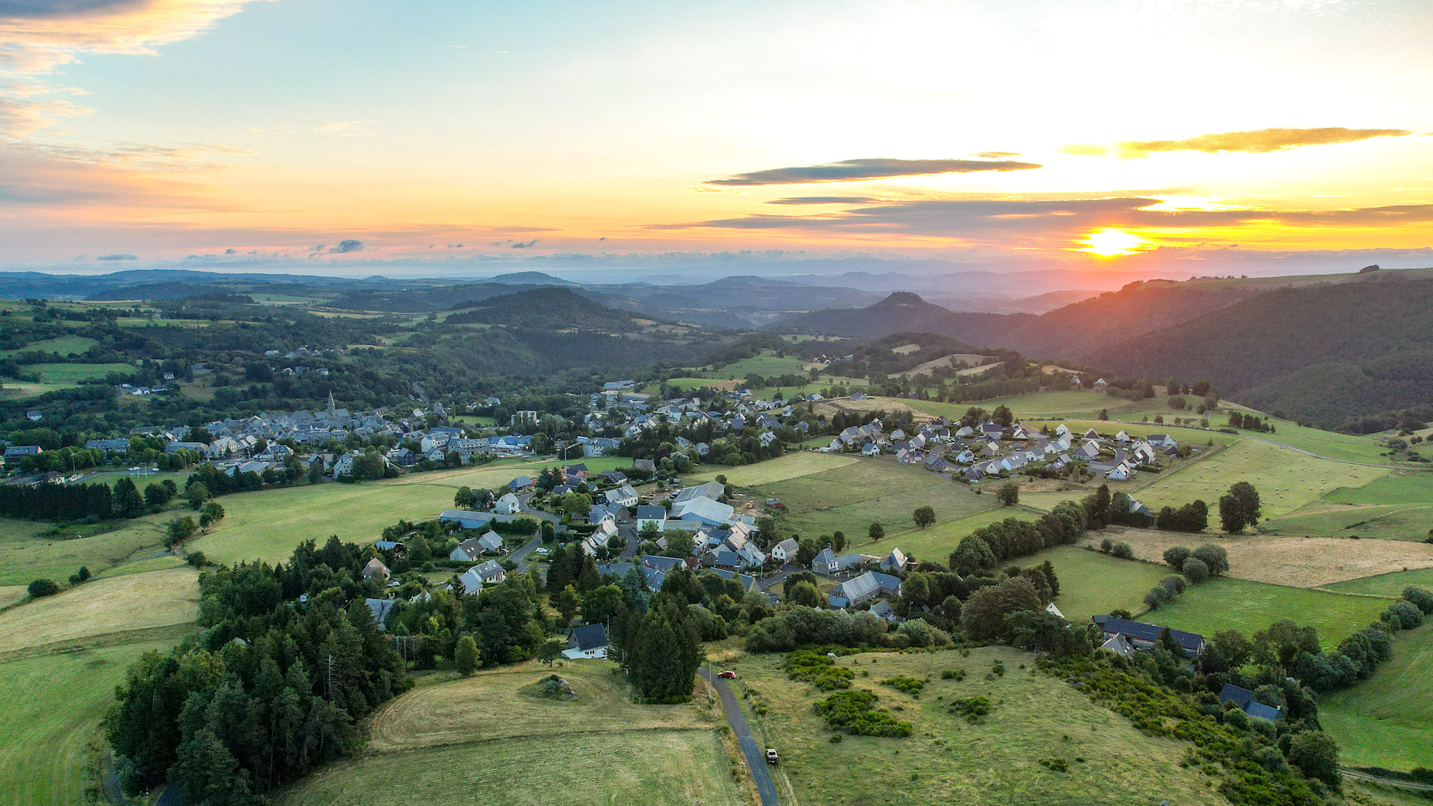 Lever de soleil sur Besse Saint Anastaise